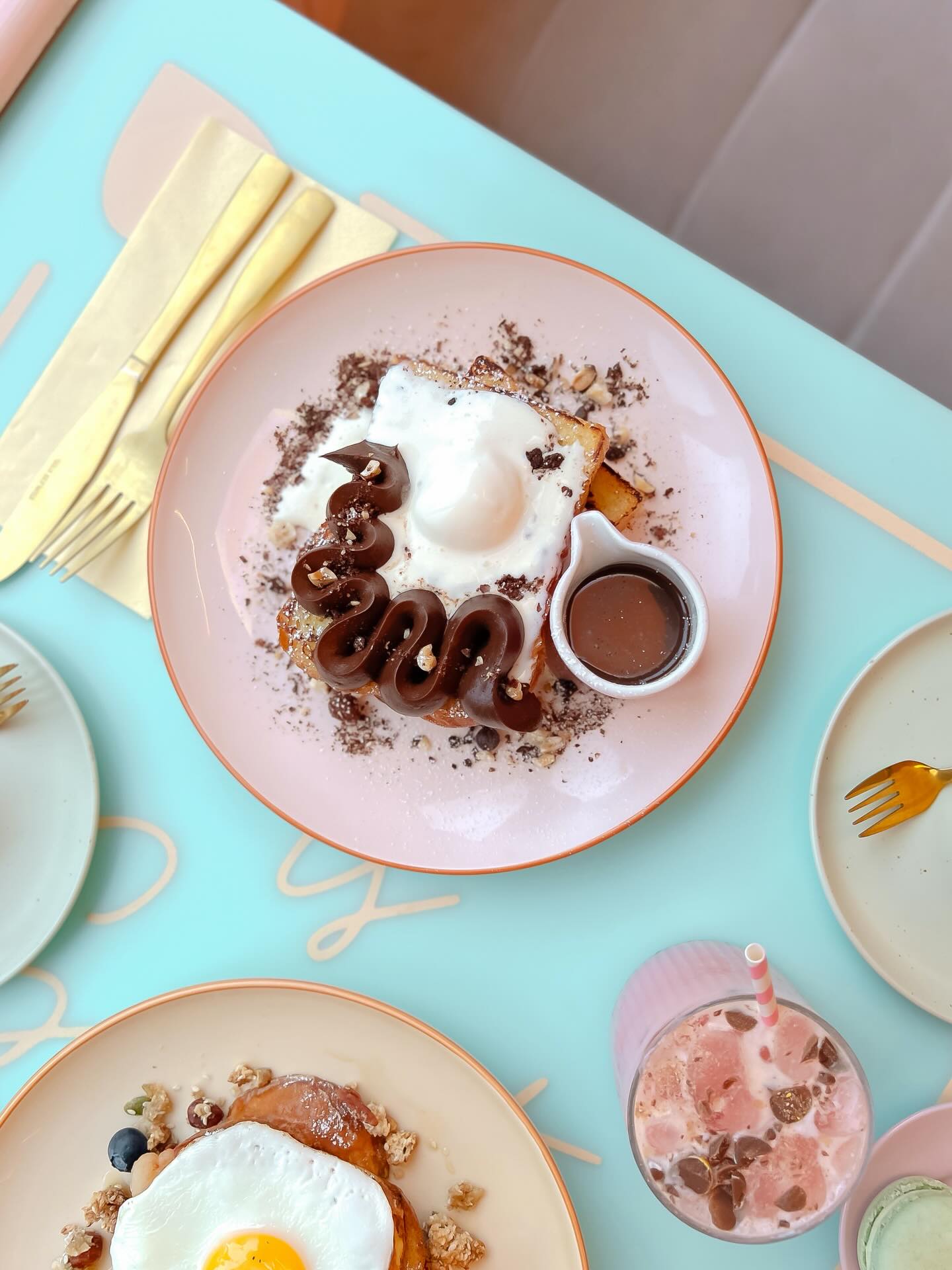 Did someone say chocolate on toast? One for me please 🍫
We're usually full up on the weekends but you're in luck for this weekend... we have a few tables still available to book if you're quick!
#letthemseecake #cardiffbrunch