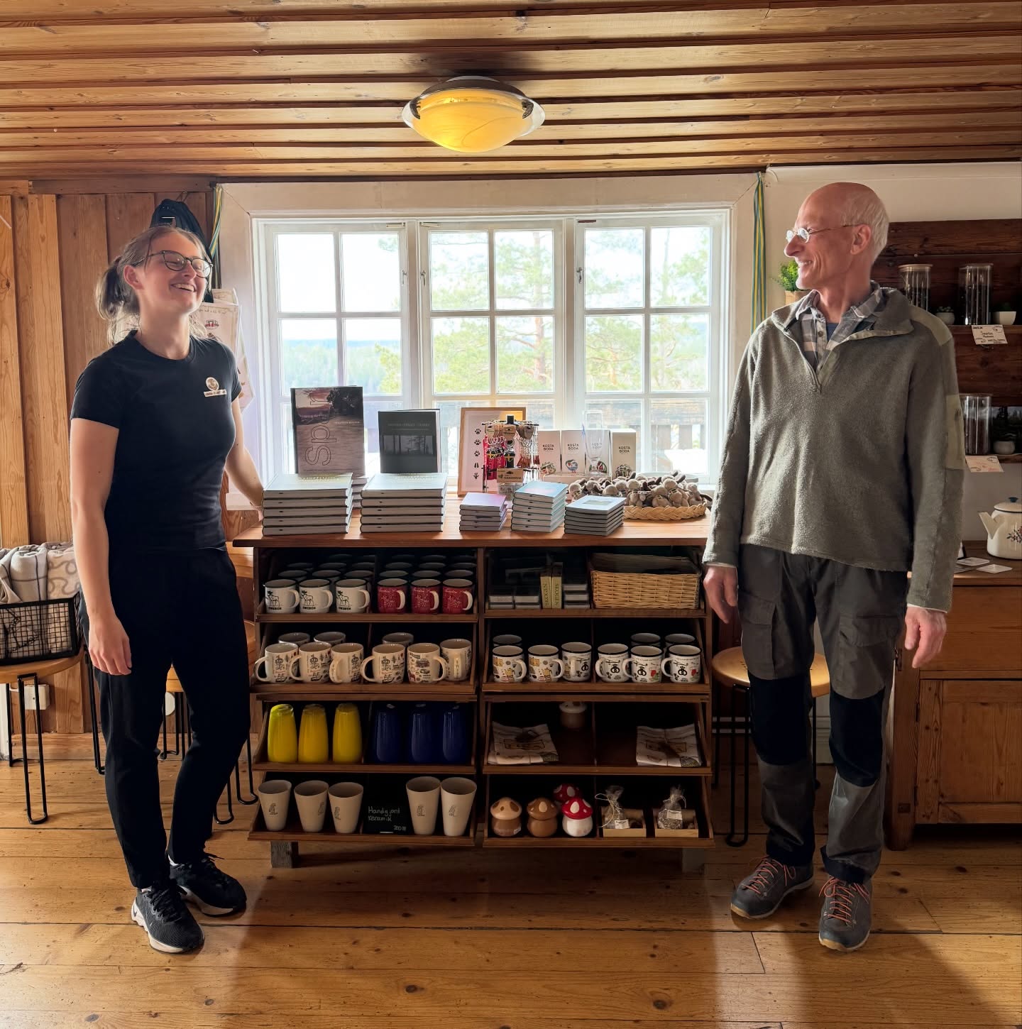 Nu har vi fyllt på med nya böcker! 📚
Stort tack, Christian, för att ni kom förbi idag och levererade dem personligen! Väldigt snällt, och så trevligt med ett lokalt samarbete! 🙏🏻
Kom gärna förbi och kika på böckerna! Vi har även några på tyska, samt den precis nyutgivna boken ”Med lätta steg” ❤️