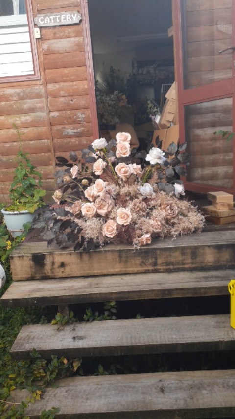 I just loved creating these artificial flower arrangements for the incredibly talented Angela of @angelavidalphotography Not often do I get a colour palette like this one, which was chosen to complement her studio set up for her Mother's Day Mini sessions.
She takes such beautiful photos, and makes you feel truly comfortable in front of the camera, even if you're not a fan of photos like me haha. My daughters and I were very lucky to have a photoshoot together. I'll post these photos in a couple of weeks.
Thank you so much Angela for letting me be a part of your gorgeous Mother's Day set up.
Now I have to get organised with my Mother's Day stuff😅
#meadowandtea #studiophotography #fauxflowersnz #fauxflowersofinstagram #artificialflowers