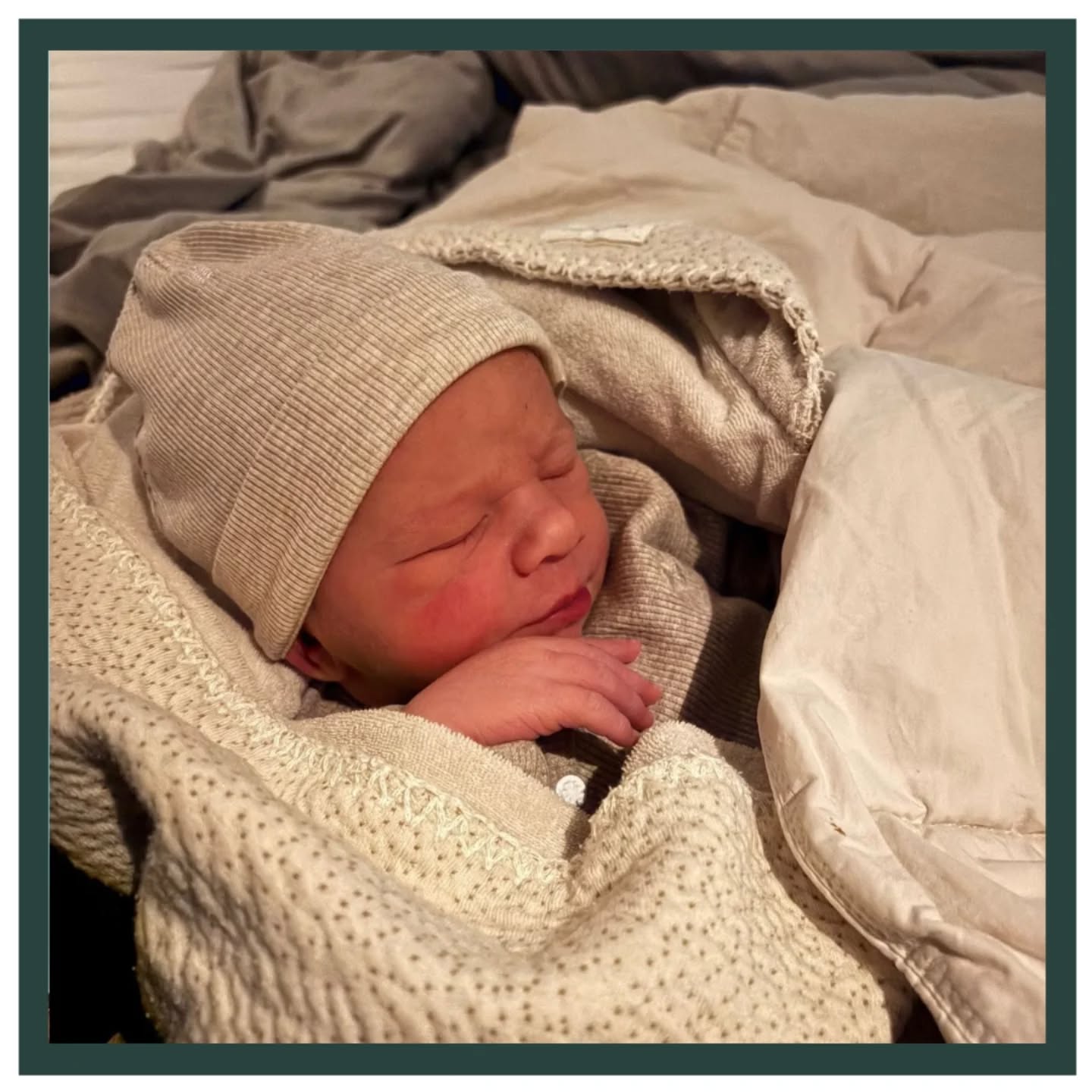 WELKOM SENN 💙
Op 7 april 2026 om 09:14u zijn Kim en Stijn trotse ouders geworden van hun zoon Senn. Senn is geboren bij 40+4 weken en weegt 3530gram. 🥰
De zwangerschap van grote zus Liv werd medisch na 34 weken. Het was spannend of dit nu weer zou gebeuren. Gelukkig was hier geen sprake van en nam deze kleine man alle tijd. Aangezien grote zus Liv bij 37+0 weken werd geboren werd deze zwangerschap het geduld van papa en mama flink op de proef gesteld toen de bevalling "pas" bij 40+4 wkn begon!
De vliezen braken.. 💦 Wat een mooie verrassing! We waren er allemaal klaar voor! Celeste kwam langs om te checken of de kleine man was ingedaald en dat was gelukkig. Nu wachten op weeën.
Na 5 kwartier belde Stijn om 05.17u naar Celeste dat de bevalling nu echt begonnen was! Aangezien Kim en Stijn graag in het kraamhotel wilden bevallen, besloten we direct bij de eerste controle van 3 centimeter naar het kraamhotel te gaan.
Kim ving de weeën echt super op! De bevalling ging zo snel dat onze student Mado maar net op tijd op het kraamhotel was. Kim luisterde heel goed naar haar eigen lijf en Stijn was een goede steun voor Kim. Een topteam samen! 🥰 Tijdens het persen zagen we niet alleen een hoofdje komen, maar ook een handje. Senn kwam als superman ter wereld in slechts 11 minuten persen! 🦸🏼♂️Mado keek kleine Senn nog even na, ze telde 10 vingers en 10 tenen en verder ging alles goed. Het genieten kon nu echt beginnen! En dat was zichtbaar te zien in de kraamweek aan deze papa en mama. Maar ook bij trotse zus Liv! 😍
Lieve Stijn, Kim, Danie en Liv, van harte gefeliciteerd met de geboorte van jullie zoon en broertje Senn! Heel veel geluk samen! 💙
Liefs Team LEV
#bevalling #geboorte #babyboy #kraamhotel #welkomkleintje