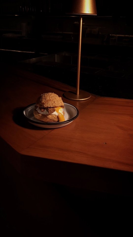 Entre uma conversa e outra, um doce assim encontra seu lugar na mesa.
Choux da @pacpadaria, sorvete de nata da @pinguina_sorveteria, baba de moça e crumble de coco.
#BarDosCravos #Choux #Sobremesa #Foodie