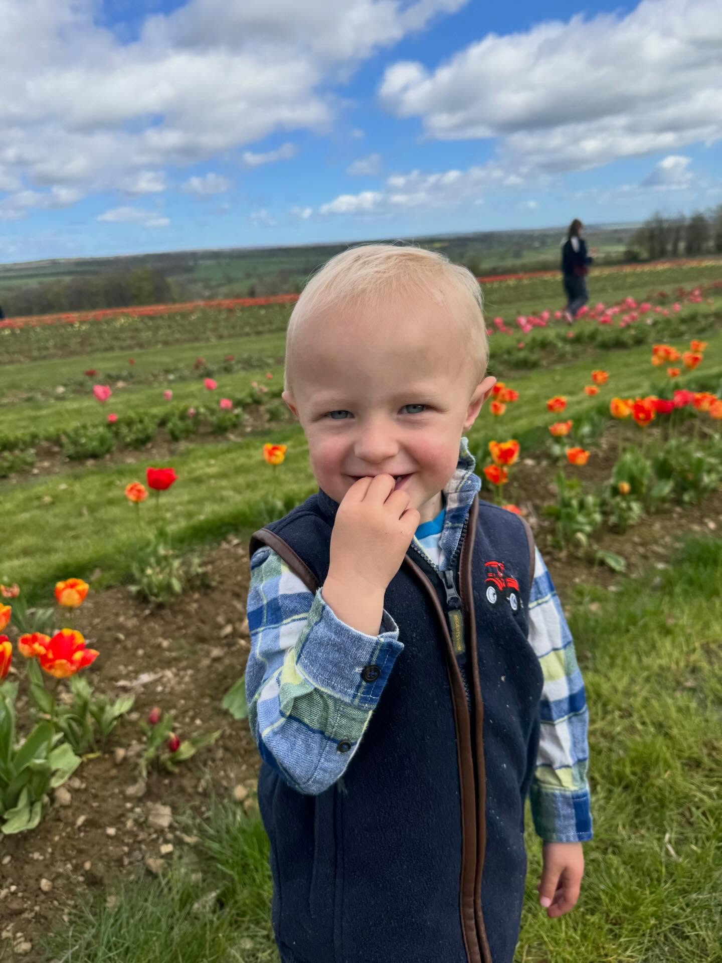 Whilst we love a wander around the beautiful fields and grounds of @yorkshirelavender, we thought whilst daddy @chef_ed_allen was busy working, we would venture to nearby @theflowerbelt in Helmsley for a spot of tulip picking. If you haven’t been before would highly recommend to all. Stunning views and a truly wholesome way to spend a few hours with the family.
There are plenty of facilities onsite and it is only a short walk to the nearby market town of Helmsley. Dog friendly and pram friendly too!
#familydaysout #northyorkshire #flowers