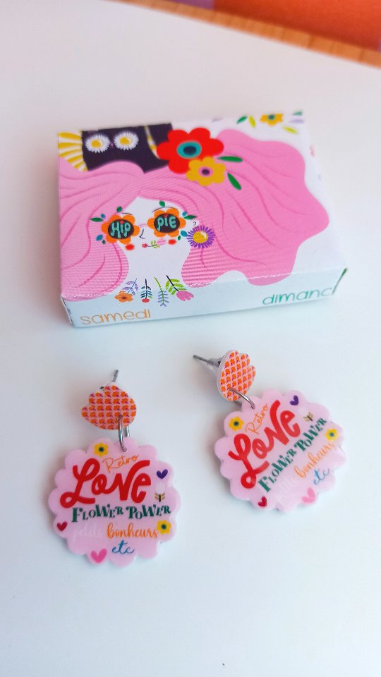 Pour une fois, j'ai pris le temps de filmer la préparation des commandes parties en début de semaine. 😁
Pas toujours facile de penser à filmer les "coulisses" j'y pense souvent au moment de fermer les colis, je crois avoir filmé mais ça n'a pas marché, c'est flou ou mal cadré,... 😅
Ahahaha la vidéo n'est vraiment pas mon format de prédilection 🙈 Je préfère LARGEMENT être à la création et à la fabrication de mes petits objets !
°°°
Merci à vous qui passez commande sur le site 💖💖💖
°°°
#creation #bijoux #accessoires #pins #illustration