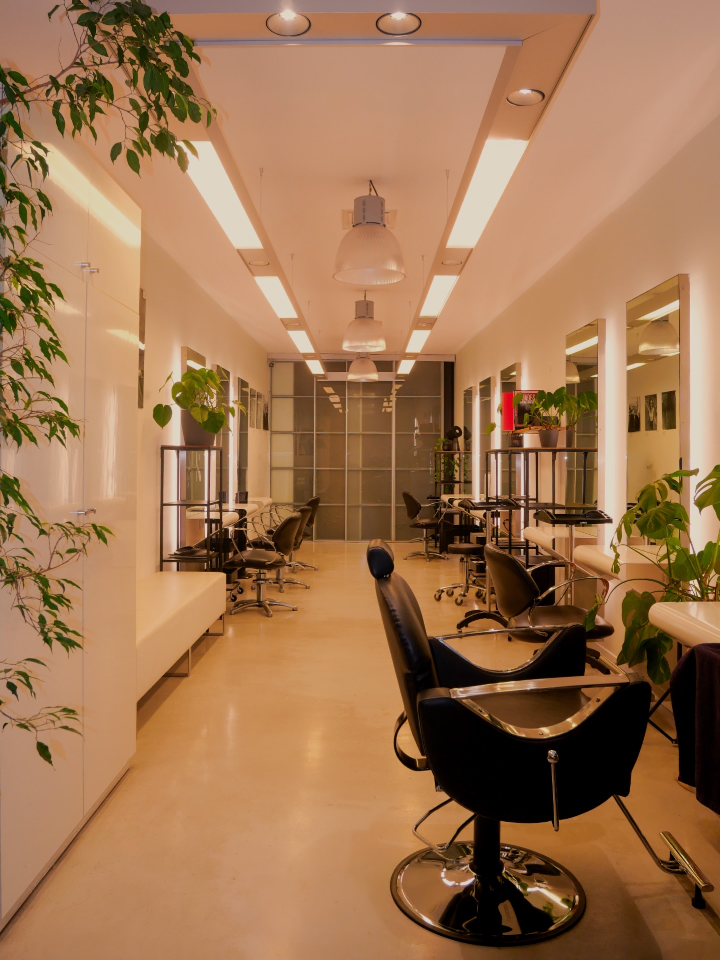 Un espace pensé dans les moindres détails ✨
À La Fabrica, nous vous accompagnons dès votre arrivée.
#lafabrica #salondecoiffure #haircare #beautyspace #coiffure