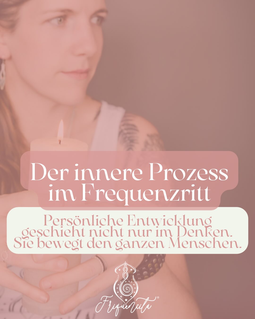 Im Frequenzritt geht es nicht nur darum, über Veränderung zu sprechen oder neue Gedanken über sich selbst zu sammeln, sondern darum, persönliche Entwicklung wirklich zu erleben und zu verkörpern. Viele Menschen versuchen lange, ihre Themen über den Verstand zu lösen. Sie analysieren Situationen, reflektieren ihr Verhalten und beschäftigen sich mit Mindset, und trotzdem bleibt oft das Gefühl, dass sich innerlich noch nicht wirklich etwas bewegt hat.
Genau hier setzt die Arbeit im Frequenzritt an. Bewusstseinsarbeit geschieht nicht nur im Denken, sondern im ganzen Menschen. Wir beziehen den physischen Körper, den Emotionskörper, den energetischen Körper, den Geistkörper und den Seelenkörper mit ein, weil echte Veränderung entsteht, wenn alle Ebenen wieder miteinander in Verbindung kommen.
Die Arbeit mit Stimme und Frequenz hilft dabei, die eigene Wahrnehmung zu vertiefen und die innere Stimme wieder deutlicher zu hören. Diese innere Stimme ist oft viel klarer, als man denkt, doch sie wird im Alltag häufig von Erwartungen, Rollen und äußeren Anforderungen überlagert.
In diesem Prozess entsteht Schritt für Schritt mehr Selbstverantwortung. Du beginnst, dich selbst ernster zu nehmen und deiner eigenen Wahrheit wieder zu vertrauen. Veränderung wird nicht nur verstanden, sondern im Körper spürbar und damit auch im Leben sichtbar.
Gerade für Unternehmer und selbstständige Menschen wird dieser Weg oft besonders bedeutsam. Führung beginnt nicht erst im Unternehmen. Sie beginnt in der Beziehung zu dir selbst. Innere Klarheit für Entscheidungen entsteht dort, wo ein Mensch beginnt, auf seine eigene innere Stimme zu hören.
Der Frequenzritt ist deshalb eine Einladung, dich wieder tiefer mit dir selbst zu verbinden, Bewusstseinsarbeit nicht nur zu verstehen, sondern zu verkörpern und deine persönliche Entwicklung aus dir selbst heraus zu gestalten.
#frequenzritt #bewusstseinsarbeit #verkörperung #innerewahrheit #selbstverantwortung