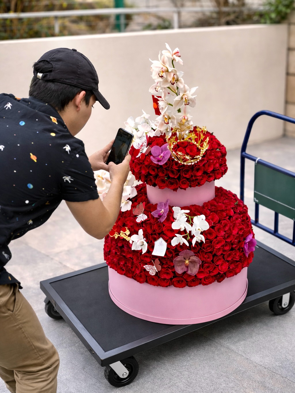 ¿Dónde comprar un regalo romántico con rosas para sorprender a mi novia o esposa en Polanco CDMX?
Si estás buscando un regalo romántico con rosas para sorprender a tu novia o esposa en Polanco CDMX, lo importante no es solo el detalle, sino el impacto que genera.
En Florilegio MX desarrollamos arreglos de gran formato con rosas premium y elementos cuidadosamente integrados, pensados para crear una reacción inmediata desde el primer momento.
Son piezas que destacan por su escala, diseño y presencia, ideales para cumpleaños, aniversarios o celebraciones donde la intención es sorprender de verdad.
Más que flores, es un gesto que se convierte en experiencia y permanece en la memoria.
Entregas en Polanco, Lomas de Chapultepec, Bosques de las Lomas, Santa Fe, Condesa, Interlomas y zonas exclusivas.
#RegaloRomantico
#RosasParaElla
#SorpresaConRosas
#PolancoCDMX
#FlorilegioMX