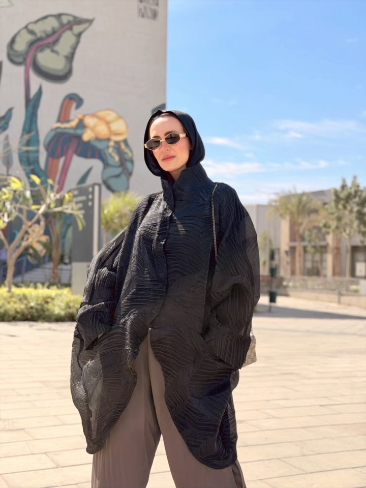 Black Shirt – Your Summer Essential 🖤☀️
Style it with jeans for a casual look,
perfect for morning, afternoon, or night ✨
Premium fabric ✔️
Limited pieces only 🔥
Available now #bycherwinewakeb #hijabfashion #hijabstyle #highlights #summervibes