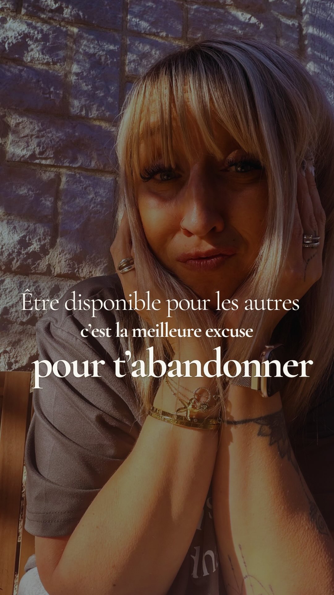 Tu dis que t’as pas le temps…
Mais t’as eu le temps pour eux…
T’as eu l’énergie pour eux…
T’as trouvé des solutions pour eux…
👉 Donc le problème, c’est pas le temps🕦
Le problème, c’est que ce que tu fais pour toi…
te met face à toi.
Et ça, ça fait peur 🫣
Parce que faire pour toi,
c’est arrêter de te cacher derrière “les autres”.
C’est arrêter de te sentir utile… pour enfin te sentir vivante.
Alors tu remplis.
Tu aides.
Tu réponds.
Tu donnes.
Mais au fond ?
👉 Tu repousses ta propre vie.
À un moment donné, faut être honnête :
Ce que tu fais aujourd’hui qui ne t’anime pas vraiment…
👉 tu le fais pour être aimée, pas pour t’aimer.
Maintenant pose-toi LA vraie question :
👉 Quelle est la chose que tu pourrais faire aujourd’hui…
celle que tu repousses…
celle qui te fait un peu peur…
…mais qui, répétée chaque jour,
changerait littéralement ta vie ?
Parce que soyons clairs :
👉 Tu connais déjà la réponse.
Mais tu continues de choisir le confort…
plutôt que ta vérité.
Et ça, c’est une décision!
Si t’es prête à arrêter de te planquer derrière “j’ai pas le temps” et commencer à te choisir pour de vrai…
Commente : CHOIX ou engage-toi à noter l’action que tu décides de mettre en place pour te choisir
#sechoisir #lenfercestlesautres #egoiste