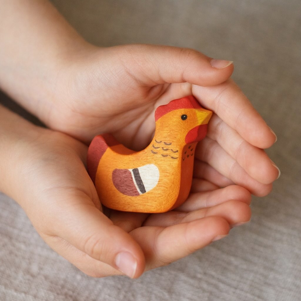 Meet our little wooden hen 🐓
This morning, she had a job!
Not just any job…🤫
she was in charge of important deliveries 📦
One egg to the dollhouse kitchen.
One egg to the block tower café.
And one… carefully saved for later (just in case)🥚
She walked across wooden floors,
climbed mountains of pillows,
and waited patiently while tiny hands decided
where she was needed most 👀🪶
By afternoon, she wasn’t a hen anymore —
she was a shopkeeper,
a guest,
a hero of a very serious game… 🥷🏻
And tomorrow?
No one knows yet ✨
That’s the beauty of simple toys :)
they follow the story, not the rules 🙃🫶
🕵🏻PS: Handmade from solid wood
and hand-painted with child-safe paints!
#diafeliz_shop #diafeliz_kids #woodentoys #diafeliz_woodentoys #waldorftoys toysasart