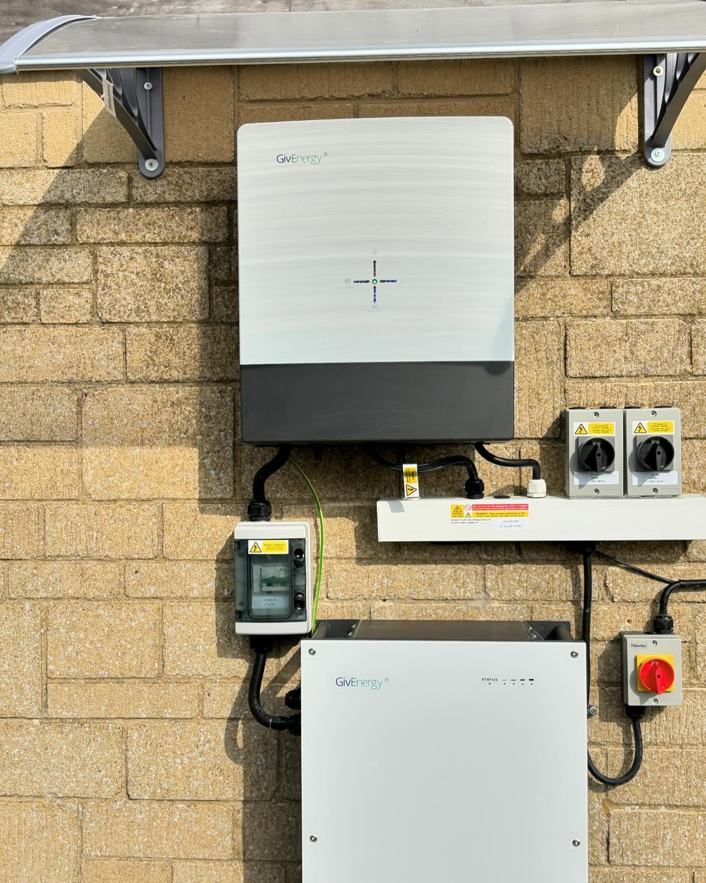 Recent @givenergyuk Gen3 Hybrid and 8.2kwh battery install in #shaw near # melksham with 14 Trina 415w all black panels. Customer looking out over open countryside and generating nearly 4kw in the spring sunshine. Materials supplied by @rexelbath