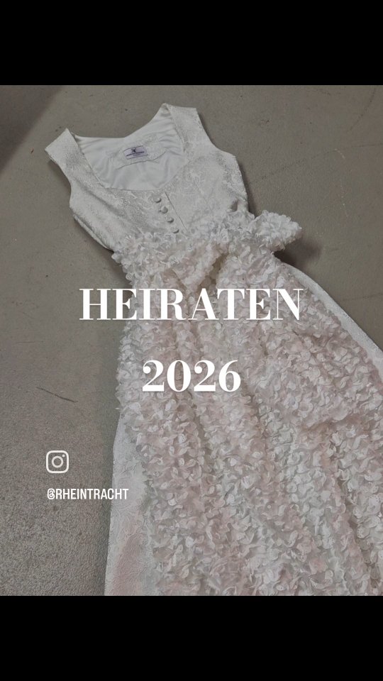 Ihr plant eine Hochzeit 2026 vielleicht in Tracht?
.
Dann freuen wir uns auf Dich🤍!
.
Wir beraten Dich gerne. Gemeinsam entwerfen wir Dein Traumkleid. Aus unzähligen Stoffen wählst Du Deine Favoriten aus und nach dem Maßnehmen erstellen wir Deinen individuellen Schnitt.
.
Zu guter Letzt und mehreren Anproben, erhältst Du nach Deinen Vorstellungen Dein maßangefertigtes Kleidungsstück.
.
Wir freuen uns auf Deinen Besuch🤍
.
Neben der Maßanfertigung gibt es bei uns immer eine kleine Auswahl an Kollektionsstücken, die wir Dir ebenso gerne präsentieren. Also wenn Du Dich in einen Entwurf verliebt hast, dann melde Dich. Meist gibt es diesen nur einmal in unserem Sortiment, also ebenso ein Unikat für Dich.
.
Natürlich sind die Männer ebenso gerne bei uns willkommen. Wir fertigen Westen und Janker, ebenso gibt es auch individuelle Kleidung für die Kleinen.
.
Schickt uns einfach eine Nachricht und wir schauen, welche Termine noch möglich sind.
.
Bis bald
Eure Rheintracht
.
#trachten #dirndl #bonn #hochzeitstracht