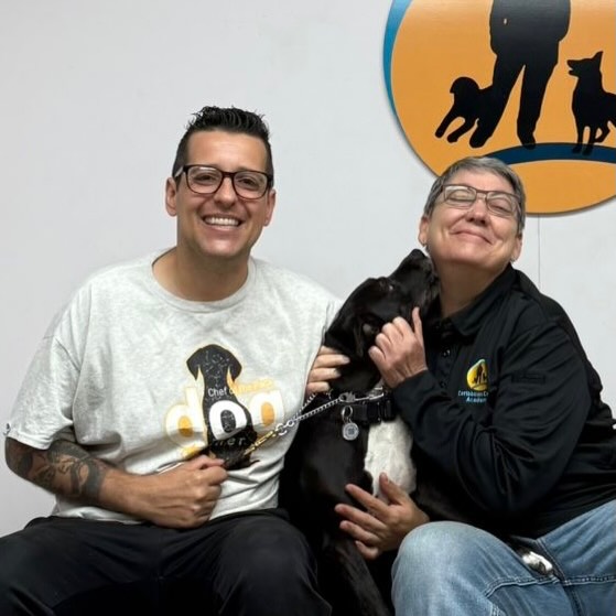 Viernes de jangueo con Nelli que llegó a nuestra escuela con una misión… y se va dejando huellas en nuestros corazones 🐾💛
Cada día de training fue un paso más hacia su mejor versión, pero también un recordatorio de lo especial que es el vínculo entre nosotros y los perros.
Gracias Nelli, por tu dulzura, tu energía y por confiar en nosotros. Estamos tan orgullosos de ti!!!