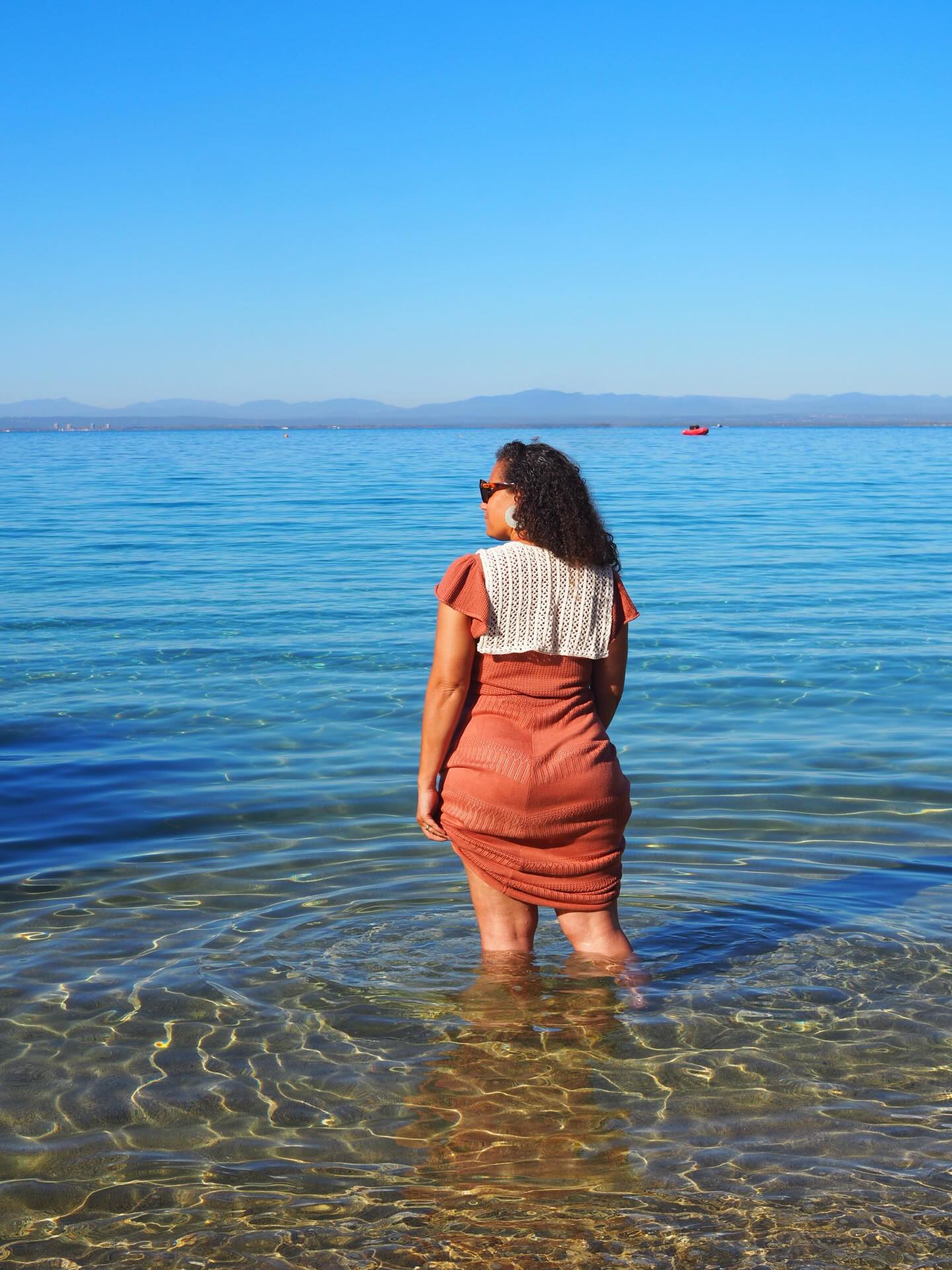 Je n’ai pas attendu et porté de suite mon col marin BELEM. 💙🦞
Par dessus mon After Beach tee, une robe,
Et je l’imagine bien par dessus une chemise en jeans, des blouses, tee-shirts ou vestes. Il se marie avec beaucoup de choses en fonction du look que vous voulez.
J’ai tricoté deux versions avec deux longueurs de pointes pour deux profondeurs de V différentes.
Fils . Damya et Linaé @natissea.chanvre
__________________________________
#atelieremiliedesigns #belembyae
Tricot Knit knitting tricot col marin tricoté