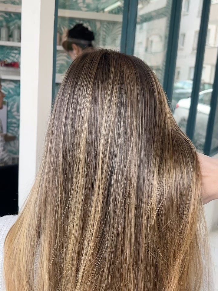 Sur ces cheveux très longs, nous avons apporté lumière et dimension tout en respectant la base naturelle.
Grâce à la technique Airtouch, le résultat est fondu, naturel et facile à entretenir
📍 Rendez-vous chez Green Concept à Combs-la-Ville
💇♀️ Prenez rendez-vous avec nos expertes et révélez la lumière de vos cheveux