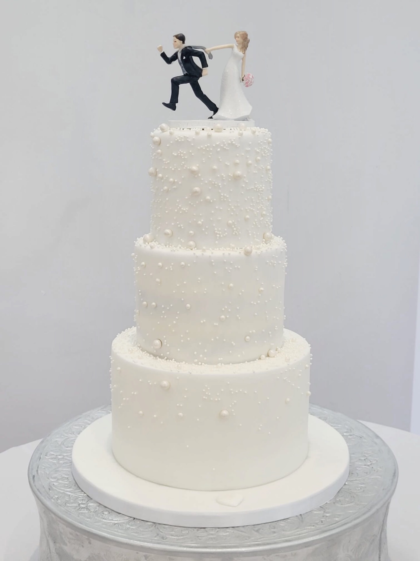 Timeless Elegance 🤍✨
You just can’t beat a classic.
This traditional three-tier wedding cake is all about understated beauty — smooth ivory tones, delicate pearl detailing, and a playful topper adding a little personality to the moment 💍
Sometimes less really is more… and this design proves that simplicity can still be a true showstopper.
Perfect for couples who love a clean, elegant finish with just a hint of fun 🤍
#WeddingCake #ClassicWedding #ElegantCake #WeddingInspiration #tieredcake