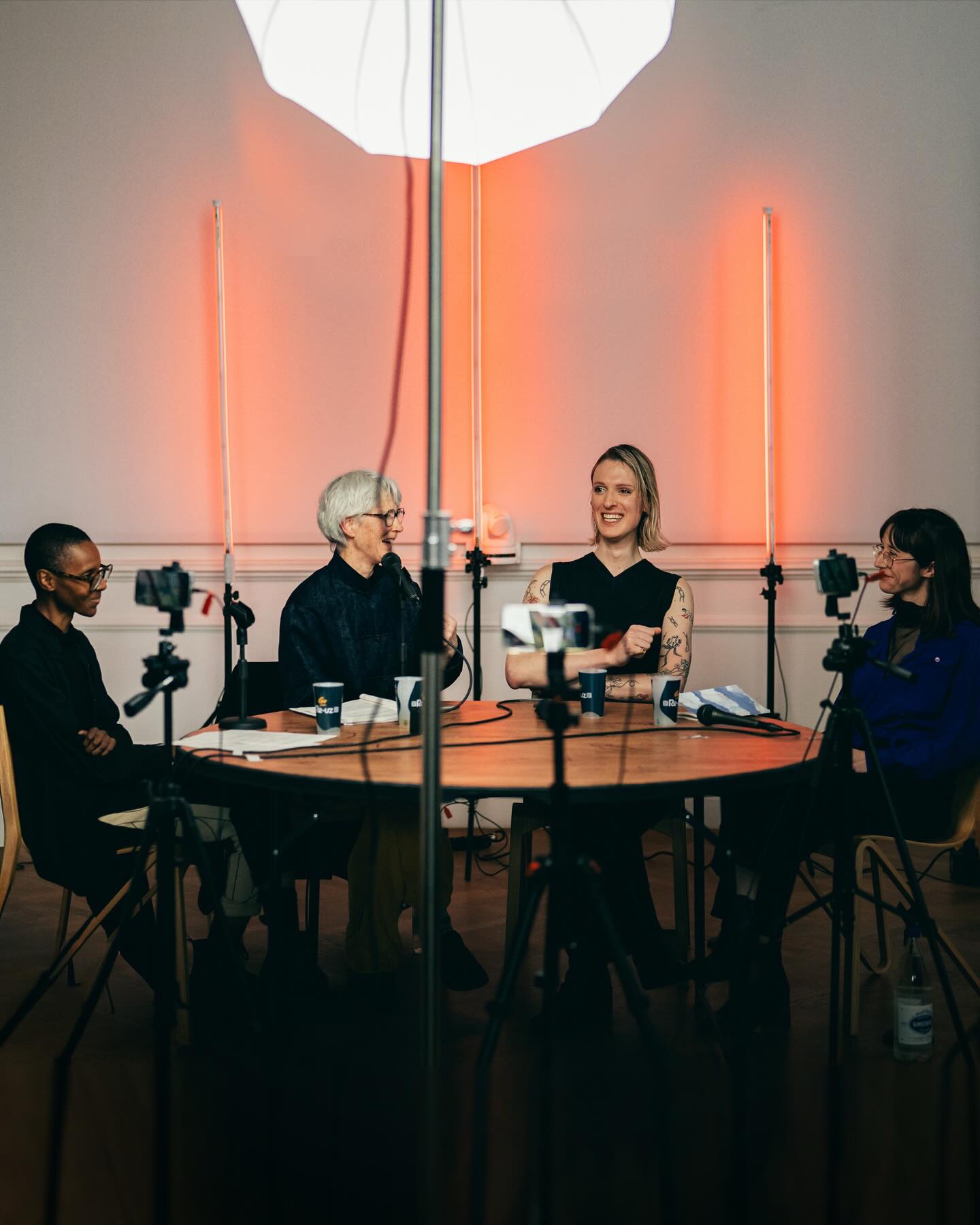 Foto’s by @photopomatica van onze vijfde Intergenerationele Queer Table Talk: Taal in Transitie voor T-day van @cavariavzw met @joppe_dc @sixtine_zoalsdekapel @lensmarian @uwi.tempspournous @biemdhondt & @marijn8en
Een hele dikke dankjewel aan iedereen die er was en aan iedereen die heeft meegeholpen om dit te realiseren! Love forever ❤️
De IQTT’s maken deel uit van een breder traject rond queer erfgoed en wordt gesteund door verschillende culturele en erfgoed instellingen en de Vlaamse Overheid.
Volgende Intergenerationele Queer Table Talks:
10 juli - Sport & Queer Families in samenwerking met @limburgpridevzw
6 augustus - emancipatie door mobiliteit in samenwerking met @theateraanzee
31 oktober - Solidariteit over de grenzen heen & Erfgoed in samenwerking met @campo.nu
#tabletalks #intergenerationeel #love