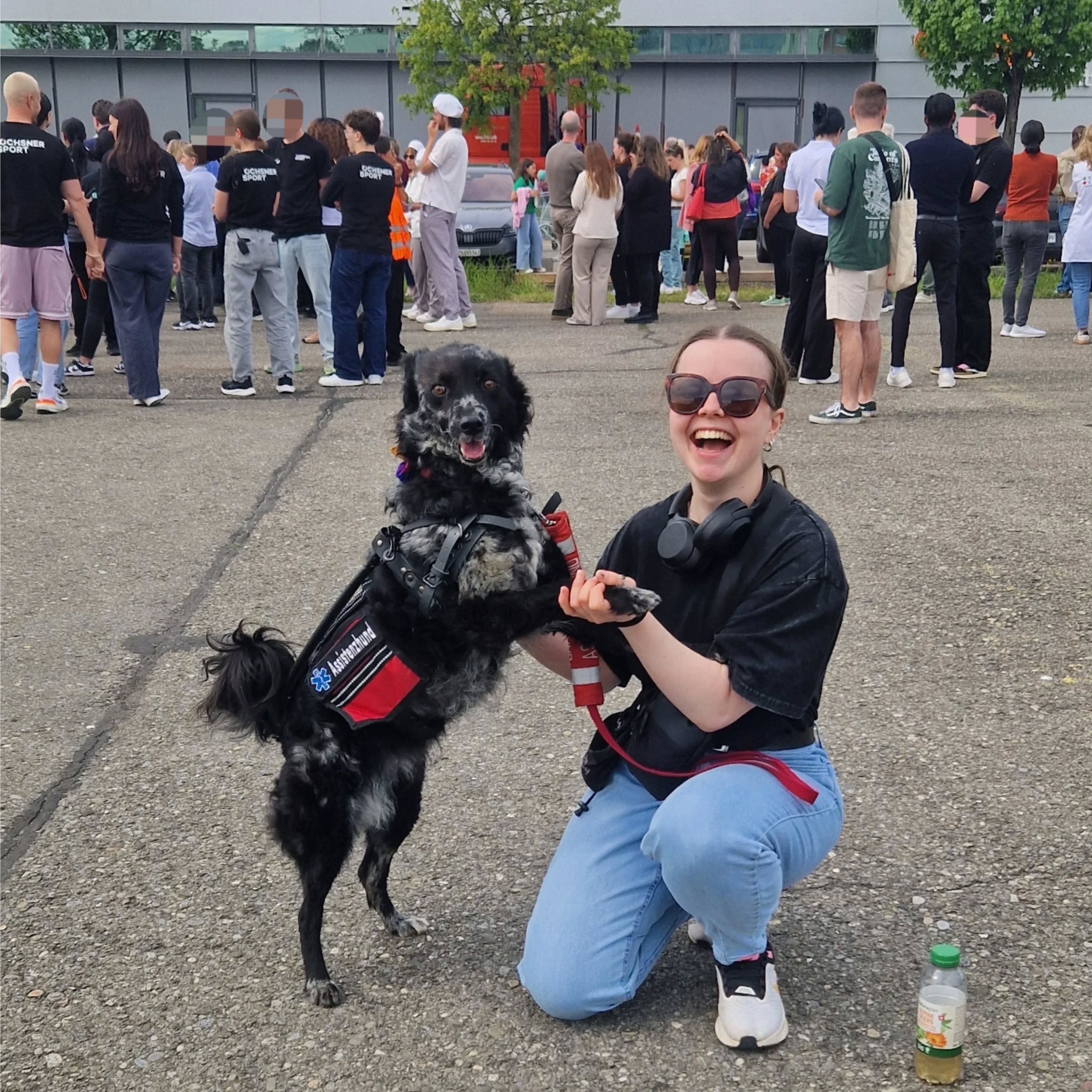 Jeder geprüfte Assistenzhund absolviert einmal pro Jahr eine Qualitätskontrolle – so wird sichergestellt, dass Mensch und Hund weiterhin als starkes Team unterwegs sind.
Alina & Taskeen haben die vorgegebene Strecke souverän gemeistert! 💪 Taskeen arbeitet nach wie vor zuverlässig und aufmerksam.
Auch von der Evakuierung des Einkaufszentrums mit den vielen Menschen und Sirenen war sie unbeeindruckt – ein Beweis für Training, Vertrauen und Teamarbeit. 🐕🦺✨
#Assistenzhund #assistenzhundeteam #assistenzhundeverein #geprüfterassistenzhund #gemeinnützigerverein