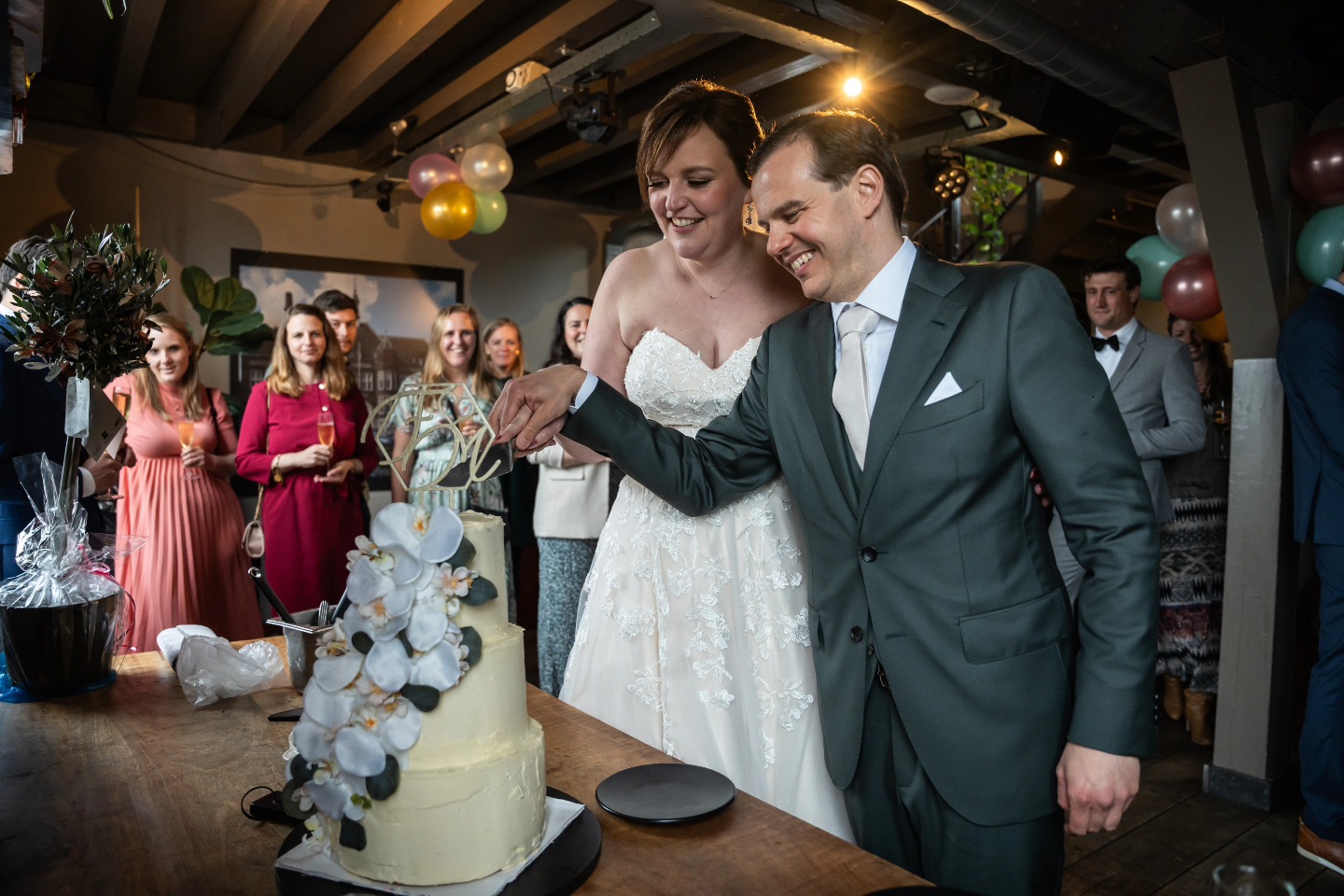 We gaan terug naar alweer bijna een jaar geleden, 28 april! De mooie bruiloft van Marianne en Frank. De borrel en felicitaties vonden plaats bij @degist.delft waar de, door Marianne zelf gemaakte, taart werd aangesneden en gegeten! Als verrassing voor Marianne speelde Frank een paar nummers mee met de band! 👏🎺
Locatie: @degist.delft
Pak: @suitsupply
Jurk: @honeymoonshopnl
Haar en make-up: @hairstudiomoos
Ringen: @charlottewooning
#bruiloft #trouwfotografie #trouwfotos #trouweninnederland #trouwenindelft #bruiloftfotograaf #bruidsfotografie #bruidsfotograaf #delft #weddingphotographer #weddingphotography