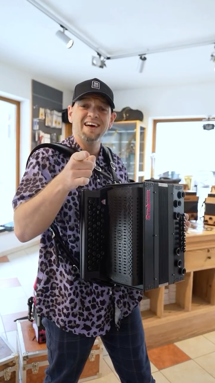 Die Lösung für alles ist immer die Harmonika 🪗🔥
#musicstore #harmonika #musik #musikwerkstatt #steirischeharmonika