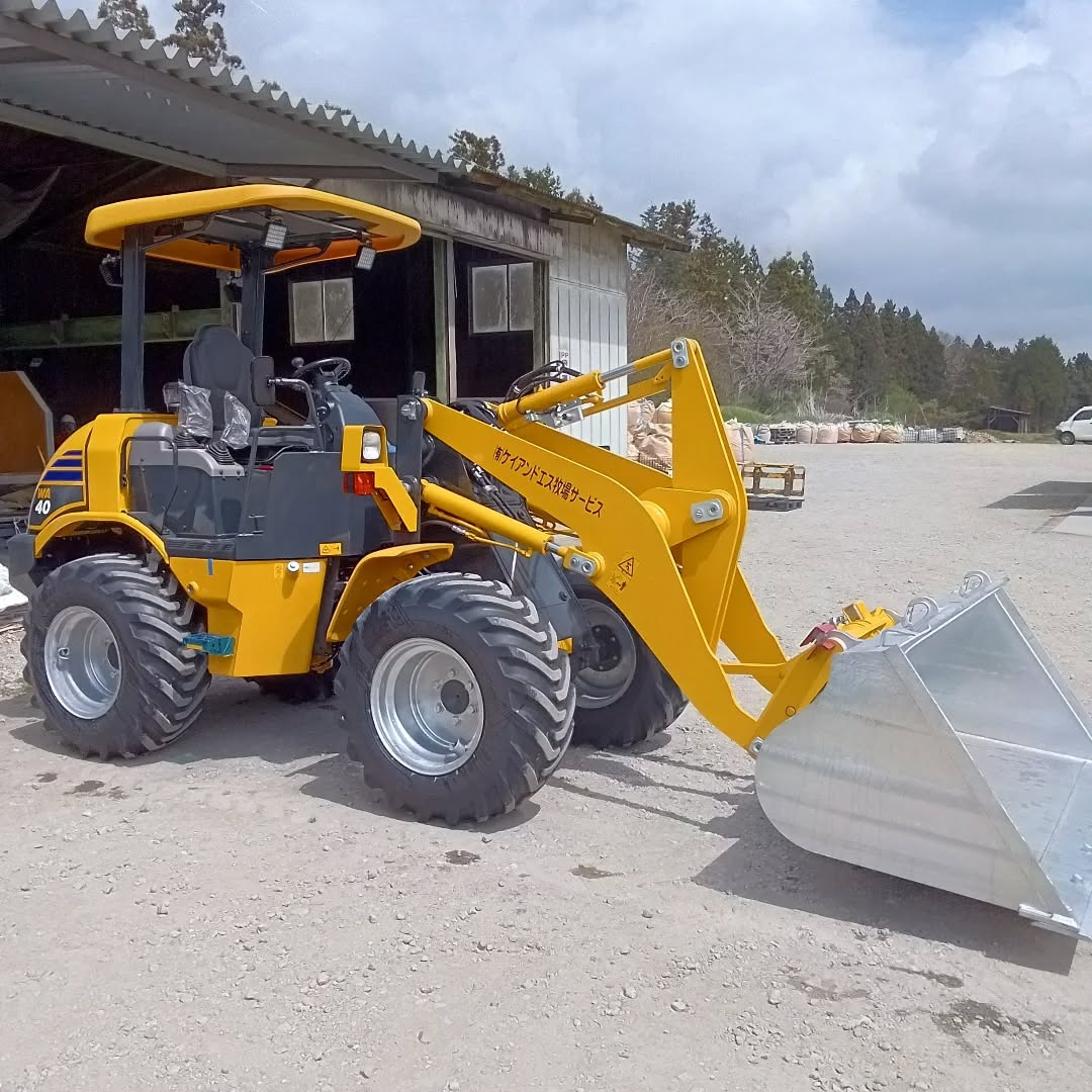 飼料製造、積み込みなどになくてはならない
コマツミニホイールローダー🚜🚜🚜
WA40(畜産仕様)🐂
が納車されました✨️
コマツさん含め、皆で納車式も行いました!
会社ロゴも入れて頂き、皆で大切に使います🎊
ありがとうございます✨✨
#4月15日
#コマツ
#ホイールローダー
#WA40
#畜産仕様
#発酵飼料製造
#積み込み
#ロゴ