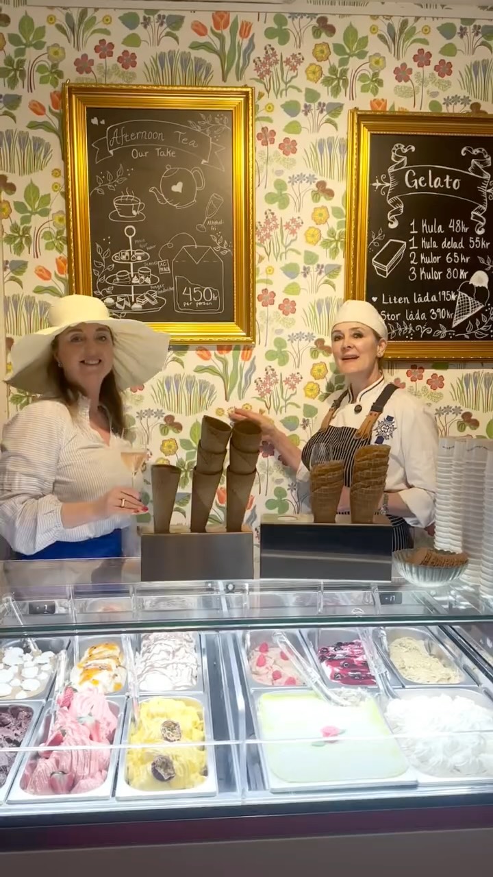 Vilken inredningsdröm Villa Olympia är! Så inspirerande - och alla vackra tapeter från Svenskt Tenn 🧡 otroligt härliga! Tina - du är en sann sparkle spridare ✨🧡✨
Vilken tapet är din favorit? ✨
@villa.olympia.falsterbo
@llivmagasin
#falsterbo #svenskttenn #inredning #inspiration #inredningsinspo