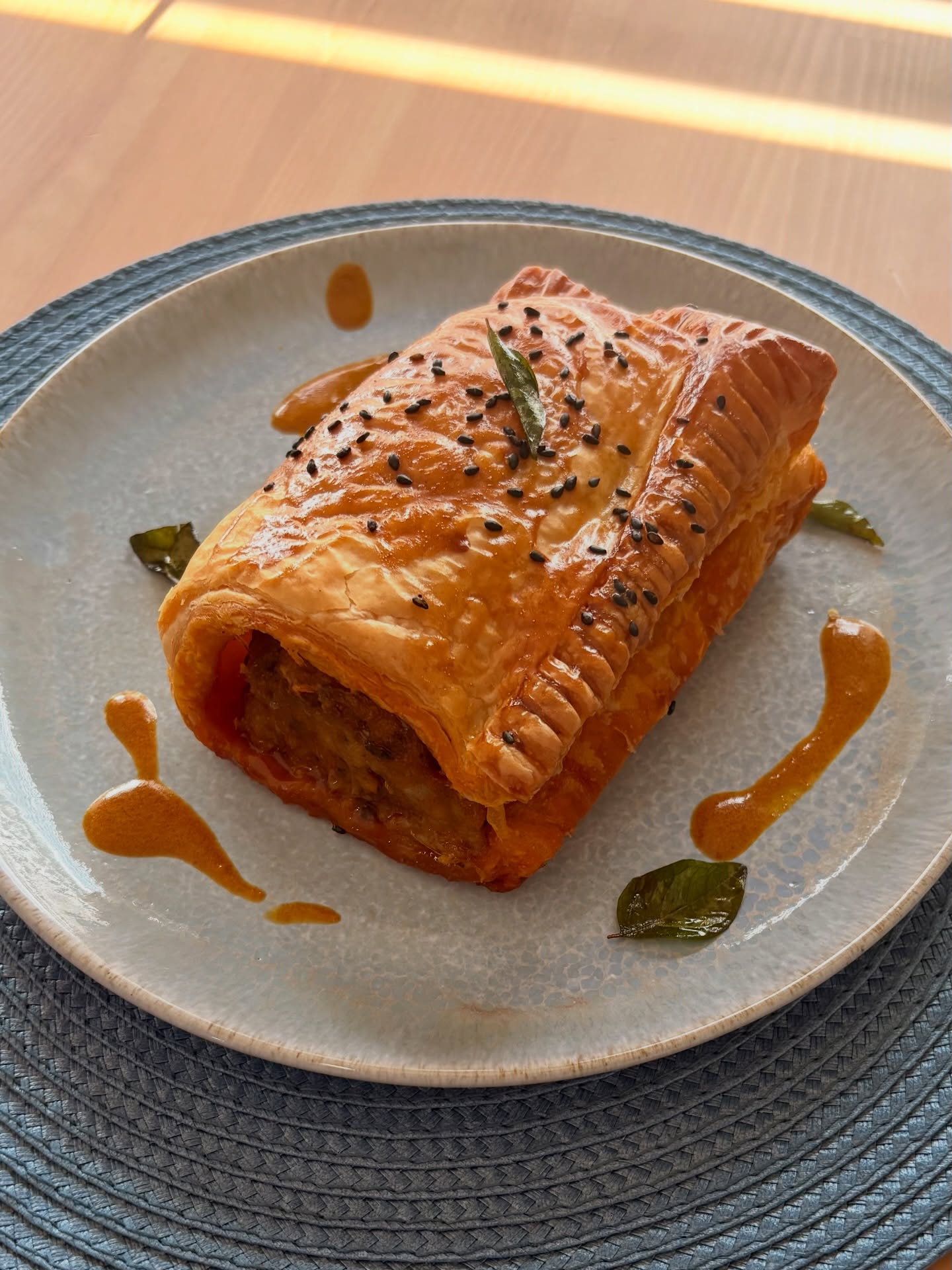 Singaporean curry sausage roll 🇸🇬🇬🇧 | Buttery, flaky pastry wrapped around a rich, spiced curry filling
Part of our From Hawker to Pub menu - now booking
🎟️ Tickets via link in bio
#myne #londonsupperclub #supperclublondon #popupdining #londonpopup