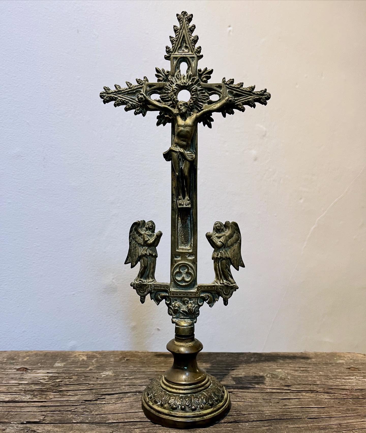An early BRONZE Altar CRUCIFIX ๐ amazing quality, & beautifully gothic!! Standing and ready to be displayed. Complete with angels.. always a winner!! FOR SALE #crucifix #bronze #gothicrevival #altarcrucifix #angels