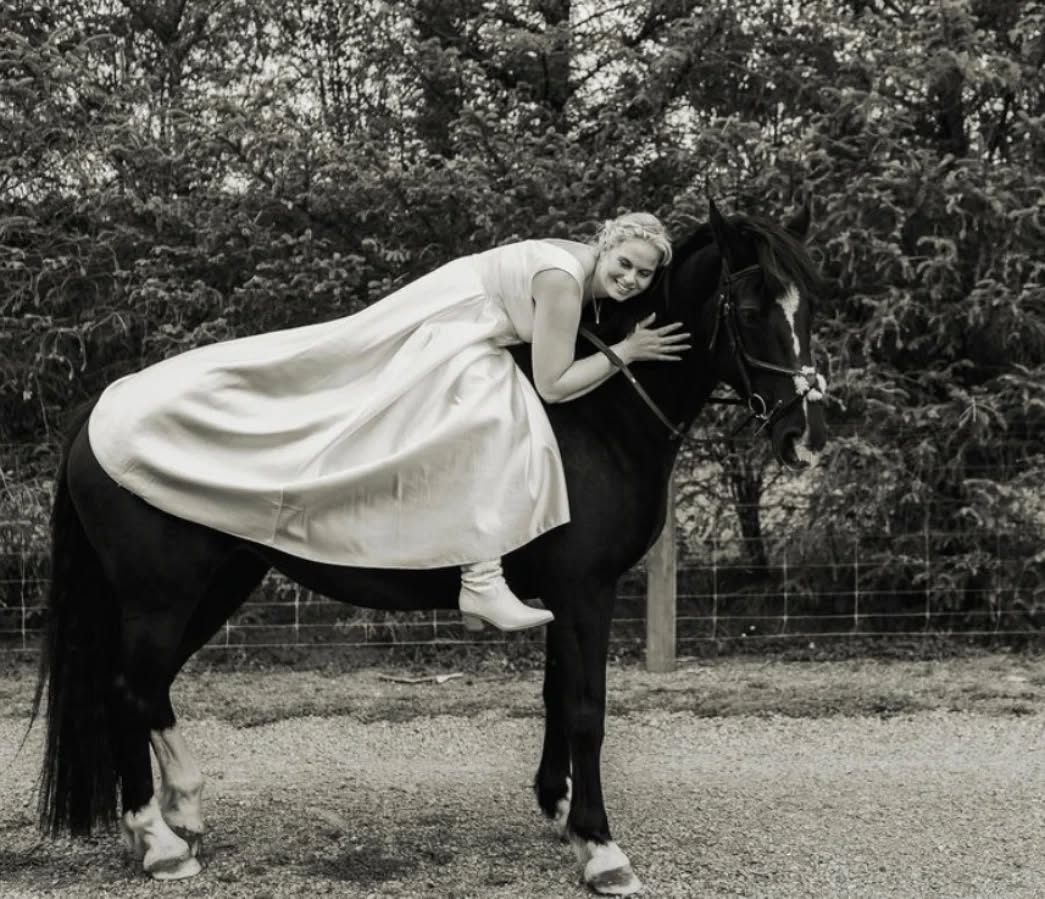 B R I E F
So the brief was a bit different for this bride. She wanted to be able to get on and off her beloved horse✨️
This meant not too much cinch, length to me more manageable and tacks made to make sure the slit didn't open too much.
Such a pleasure to work on a different brief and with such a lovely bride.
Also a moment for that beautiful horse🥹
#alterations #bridal #alteredtoperfection