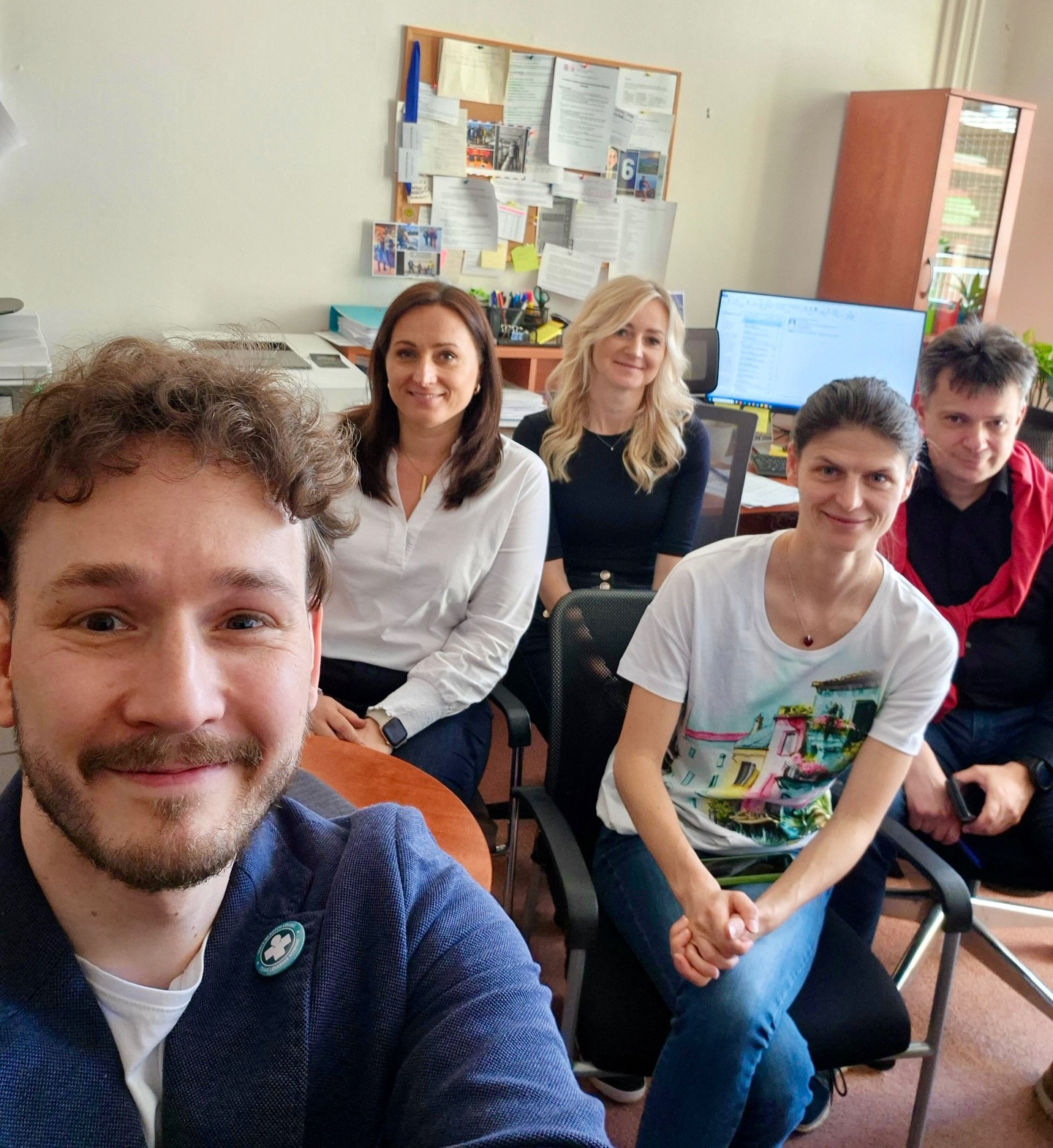 🌱 Pracujeme na vylepšení Systému Administrace. 👥
▫️Sešli jsme se se zástupkyněmi vzdělávacího oddělení 2.LF UK Lucií Hanuškovou a Martinou Bonaventurovou, s proděkanem pro studium ošetřovatelství a akreditace Danielem Jirkovským, na závěr i s panem děkanem, profesorem Markem Babjukem.
▫️Probrali jsme jaké jsou nutné další úpravy v Systému Administrace, aby byl systém hladce ovladatelný na všech stranách a aby vzdělávání lékařů a zdravotnického personálu nestálo na byrokracii. 📚⚕️
❕Vážené kolegyně a kolegové, pokud narazíte na problémy v Systému Administrace neváhejte nám podat report a neváhejte využít podpory přímo od IPVZ na podpora@ipvz.cz. 📩
Bez Vaší pomoci to nepůjde. Děkujeme. 🤍