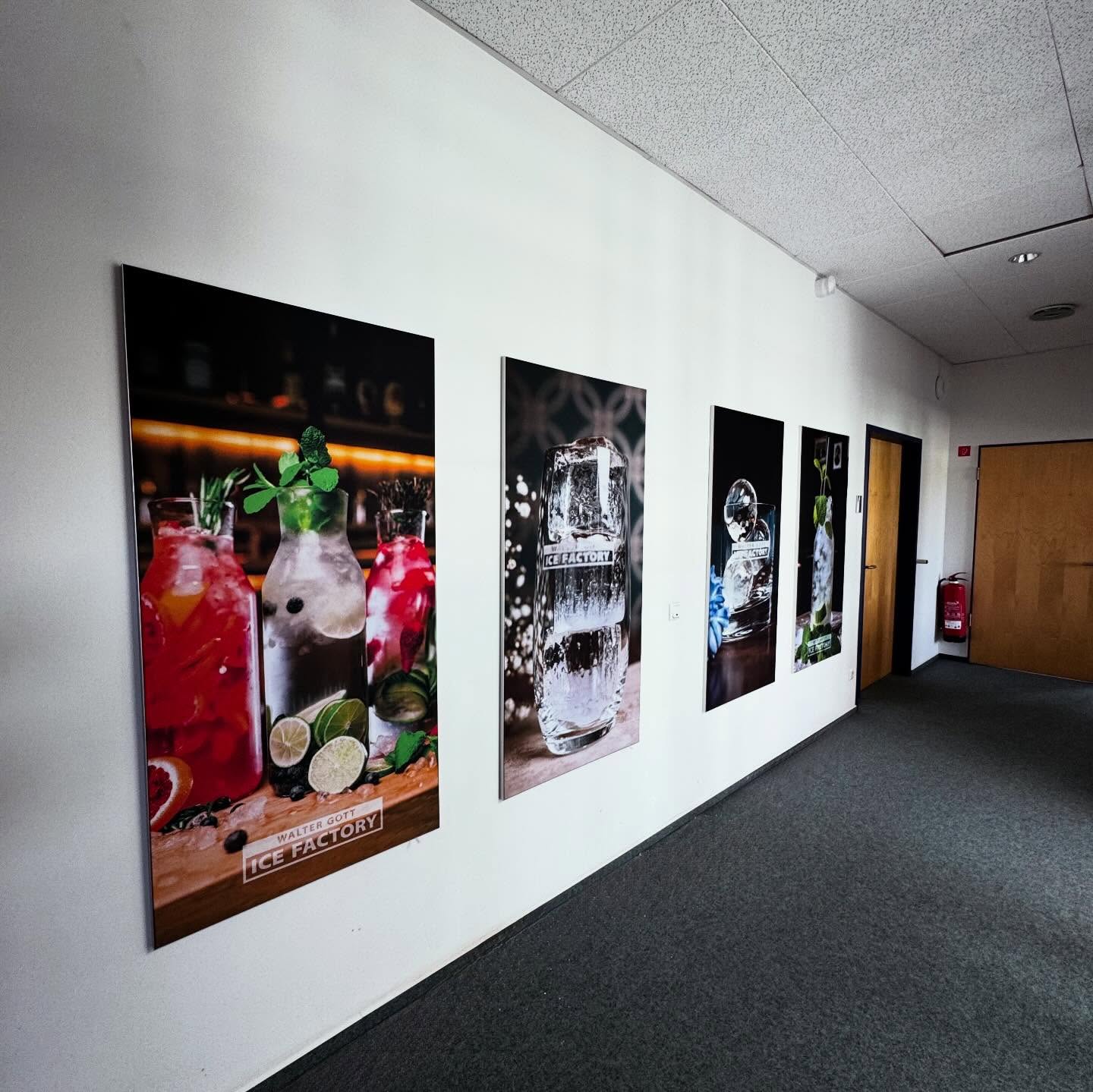 Moderne Raumgestaltung mit Textilspannrahmen
für @waltergotticefactory aus Wuppertal: Gestaltung, Produktion und Montage aus einer Hand.
Brillante Textildrucke mit Gummikeder, sauber gespannt im Aluminiumrahmen – leicht austauschbar und perfekt für hochwertige Innenräume. So entstehen starke Markenflächen mit maximaler Wirkung.
#Textilspannrahmen #Smartframe #Kederrahmen #Innenwerbung Großformatdruck Werbetechnik ICDprinting