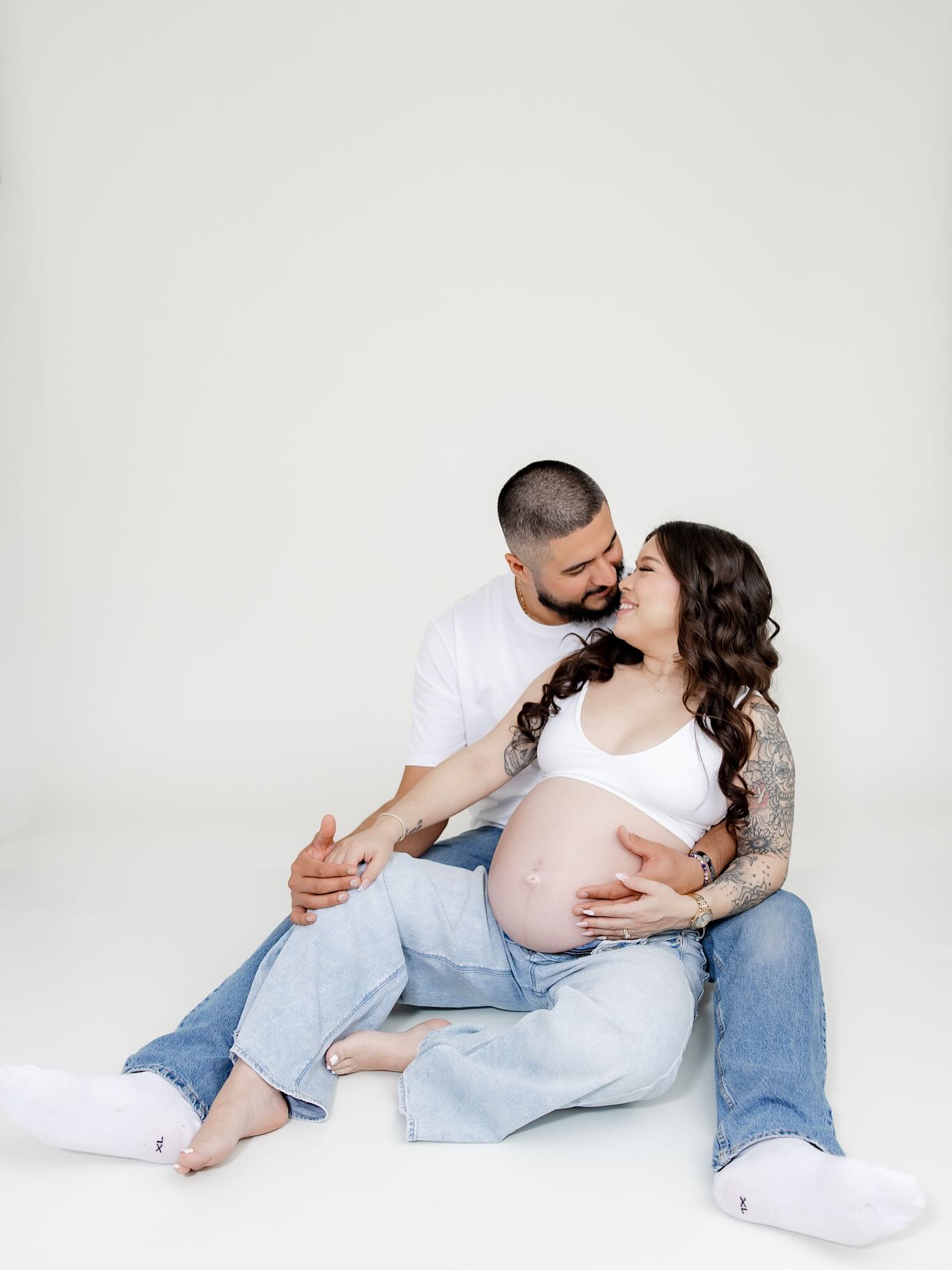 Swipe through to see the many looks we were able to get for this maternity session, not pictured, some spicy client requested photos 🔥
#brendapphotographymaternity #montgomeryillinois #oswegoillinois #maternitysession #mommyof2 #twins