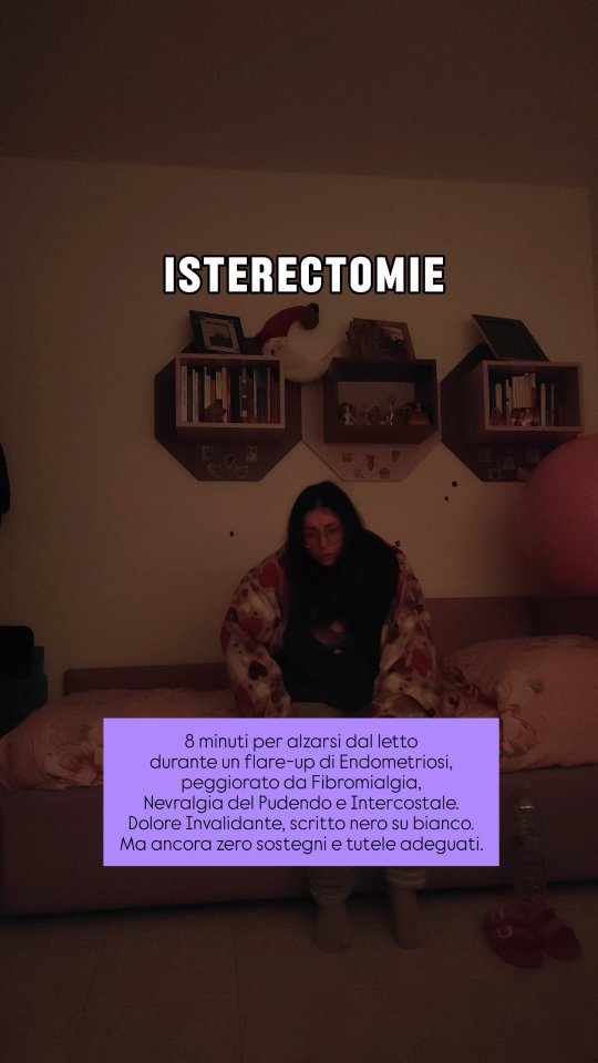 🩸𝑬' 𝒖𝒏𝒂 𝒒𝒖𝒆𝒔𝒕𝒊𝒐𝒏𝒆 𝒅𝒊 𝑫𝒊𝒓𝒊𝒕𝒕𝒊 𝑼𝒎𝒂𝒏𝒊
L’endometriosi non è mai stata sola.
In 16 anni si sono susseguiti DCA, Vulvodinia, Fibromialgia, Nevralgia del Pudendo e Intercostale, Dolore Cronico.
E no, non è stata sfortuna.
È quello che succede quando il sistema nervoso cambia.
🪫Ma la parte più devastante non è stata solo la malattia.
È stato il percorso.
16 anni a cercare diagnosi.
16 anni a chiedere di essere ascoltata.
16 anni a lottare per non essere trattata come un numero.
Visite su visite.
Specialisti su specialisti.
Ognuno guardava un pezzo.
Nessuno vedeva il quadro.
E nel frattempo:
• farmaci su farmaci
• integratori “a tentativi”
• reazioni allergiche
• effetti collaterali
• intossicazioni
🫠La verità, scomoda? Molti pazienti diventano più informati di chi li cura.
Non per arroganza.
Per necessità.
Perché quando il tuo dolore viene minimizzato,
quando non viene collegato,
quando non viene capito…
sei costretta a studiare il tuo corpo
più di chi dovrebbe aiutarti a farlo.
DCA, Endometriosi, Fibromialgia, Vulvodinia, Nevralgie: non sono “tante cose scollegate”.
Condividono meccanismi:
→ infiammazione cronica
→ sensibilizzazione centrale
→ coinvolgimento del sistema nervoso
🤔Ma se nessuno li collega,
tu resti incastrata in diagnosi separate
e soluzioni parziali.
Io non ho mai cercato scorciatoie.
Ho cercato risposte.
Connessioni.
Senso.
E la frustrazione più grande è stata proprio questa:
vedere più chiaramente io
di tanti professionisti che avrebbero dovuto guidarmi.
Non perché “non siano bravi”.
Ma perché il sistema è frammentato.
E queste patologie richiedono una visione che spesso manca.
Quindi no, non sei “troppo complessa”.
Non sei “difficile da trattare”.
🫂Sei un caso che richiede integrazione.
E il problema è che spesso… manca.
È assurdo che siamo dovute diventare "esperte" per sopravvivere.
E ovviamente ci sono professionisti qualificati... ma sono così pochi che non bastano nemmeno per una decina di noi.
Inoltre, in questi anni, si contano sulle dita di mezza mano le volte in cui sono riuscita ad andare in visita tramite il Sistema Sanitario Nazionale.
🥺Vogliamo Diritti. Tutele. Adeguamenti Lavorativi.