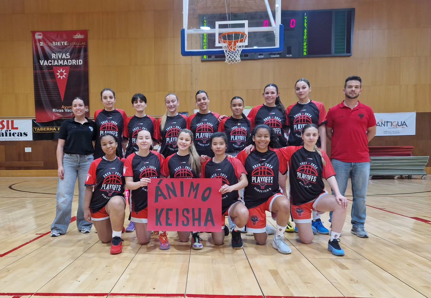 Sub22 FB 52-61 Villalba
A pesar de una primera fase en la que no supimos mantener la constancia, con partidos para olvidar, conseguimos meternos en Playoff.
Lamentablemente, en lugar de haber podido clasificamos en una mejor posición que nos hubiese llevado a cruzarnos con un rival más asequible, nos topamos con las primeras del grupo 2.
Un equipo que sabíamos que nos iba a poner las cosas muy difíciles. Y que durante la primera parte nos aventajaba ya en más de 20 puntos.
Pero si algo tienen nuestras chicas, es personalidad, carácter y un hambre de baloncesto que, a pesar de no haber podido ganar, nos deja abierta la eliminatoria.
Supondrá un partido de vuelta muy duro, fuera de casa y sin la mayoría de nuestra afición que nos llevó en volandas hasta el último segundo. Nos presentaremos con la mayor humildad posible y seremos nosotras las quienes pongan el precio del pase a cuartos de final. ¡JUNTAS HASTA EL FINAL!
