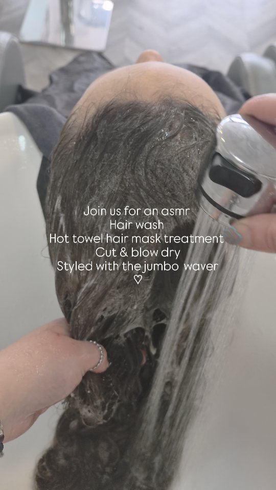This is your sign to add on a hot towel treatment to your next appointment 💆🏼♀️
.
.
.
#asmrhairvideo #ecclessalon #hottowelhairtreatment