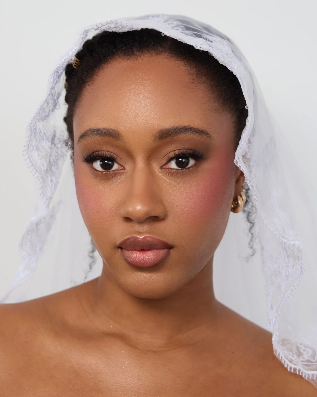 I recently had a client share that she struggled to find inspiration for something that sits between natural makeup and soft glam, a true “you, but elevated” look on someone with a similar skin tone to hers. That stuck with me.
So I created this look with that in mind. Soft, radiant, and intentional, while still allowing the skin to look like skin✨
Every product used to create this look is broken down throughout this carousel to give you a closer look at what goes into a look like this.
🤍 Comment BLUSHING for full product list with shade names
📌 Save this to your wedding inspo
Model @_imanisade_
Photographer @neeeeeeeeeeeens
Veil @inspiredelykia
Space @studionevele
