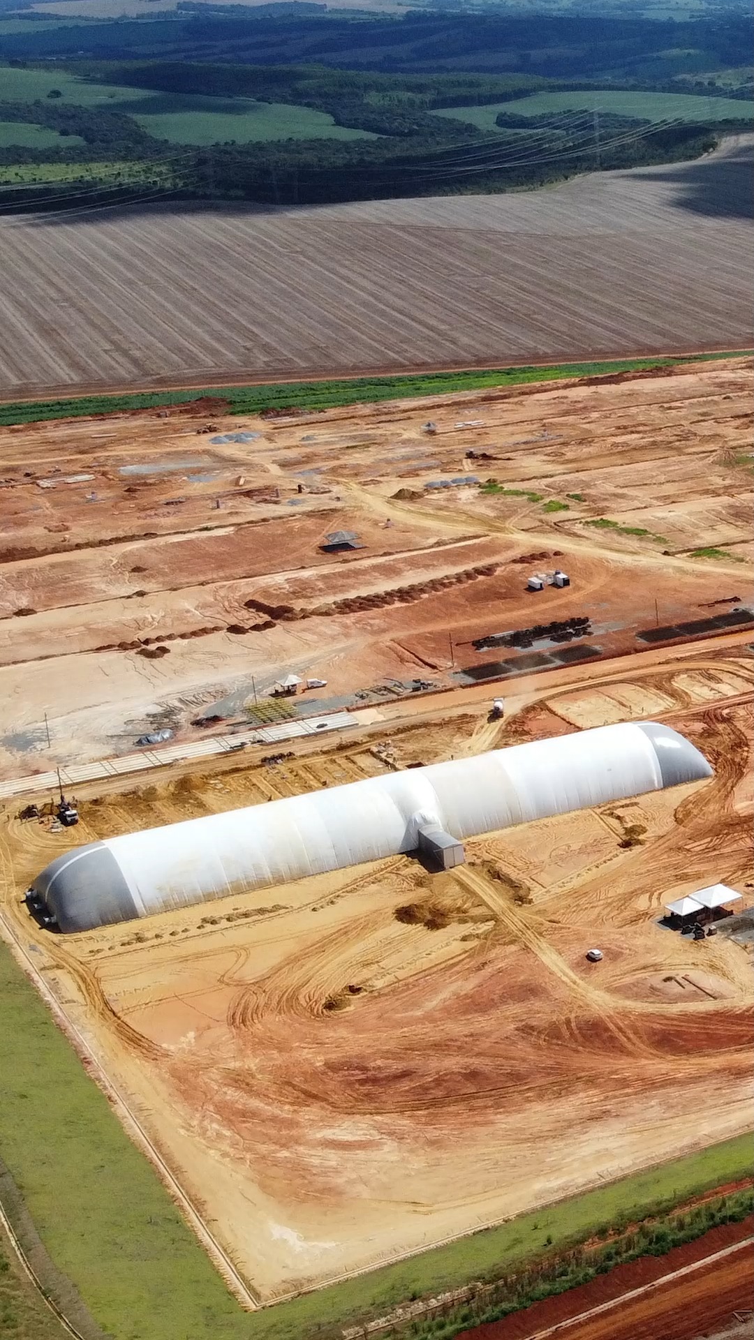 É de obra grande que estamos falando? Pois bem, a SE Silvânia é parte do "Projeto de Ultra Alta Tensão no Nordeste do Brasil" que consiste na transmissão em corrente contínua em ultra alta tensão (800 kV). A SE integrará uma malha que atenderá a demanda de, aproximadamente, 12 milhões de pessoas, em diversos pontos do centro-oeste, incluindo Brasília. Confira a evolução da obra. 🚀💙
#sendi #engenharia #préfabricados #construção #obras #projetos #subestação #silvânia
