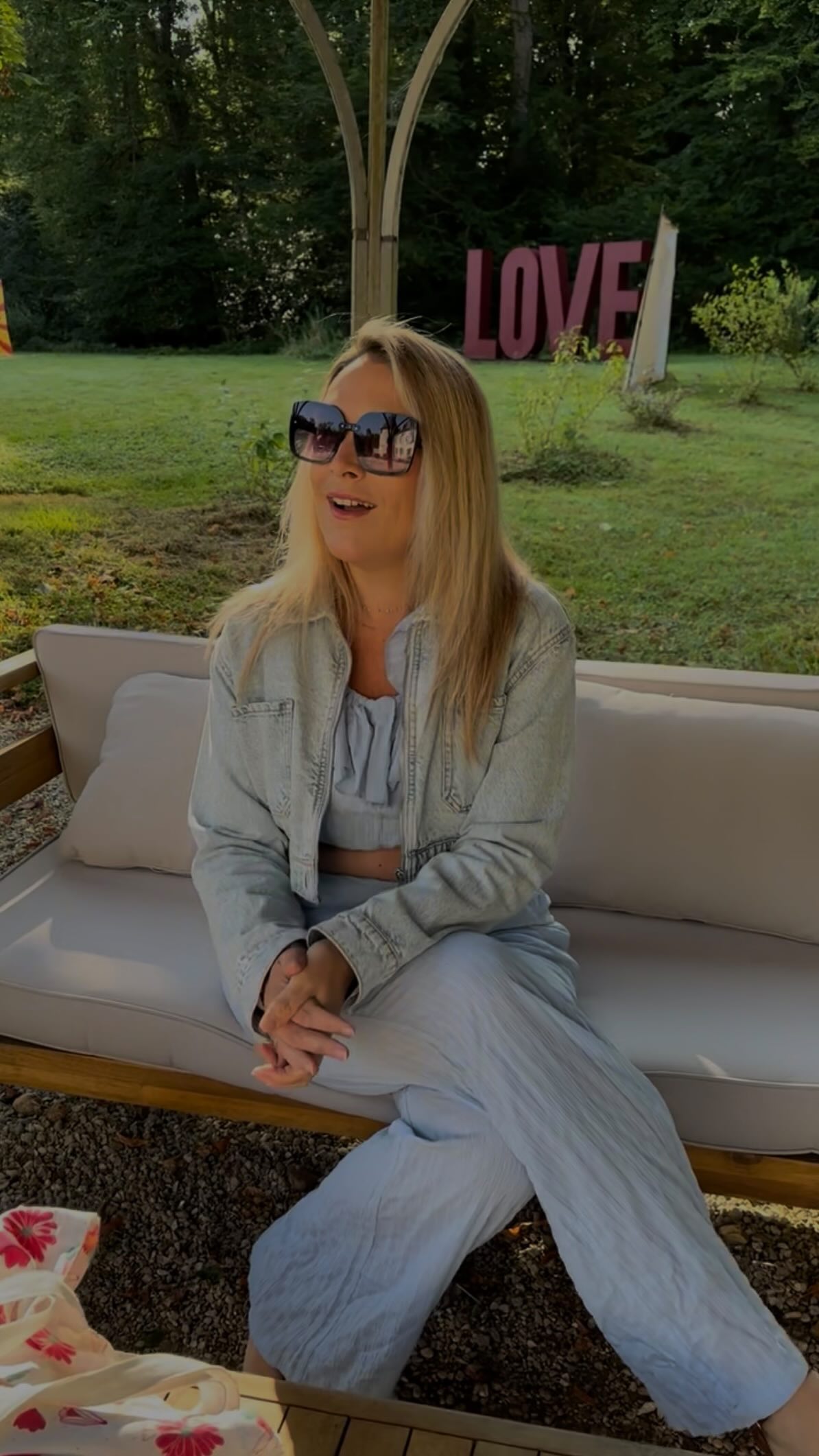 “Tu comptes tes calories pour perdre du poids ?”
C’est LA question qu’on m’a posée…
Et quand t’es à la fois coach en nutrition et créatrice de la méthode Blossom…
👉 tu ne peux pas répondre simplement “oui” ou “non”.
Parce que la vérité, elle est là 👇
Tu peux compter tes calories…
👉 et ne jamais perdre de poids.
Pourquoi ?
Parce que ton corps ne fonctionne pas comme une calculatrice.
💥 Si ton corps est :
– en inflammation
– avec un cortisol déréglé (stress, fatigue, charge mentale…)
– avec des hormones instables
– avec une glycémie déséquilibrée
– avec un métabolisme ralenti
👉 ton corps bloque.
Même si tu manges “moins”.
Même si tu fais “tout bien”.
Et c’est exactement pour ça que tu te reconnais peut-être dans ça :
❌ tu fais attention mais rien ne bouge
❌ tu reprends dès que tu relâches
❌ tu es frustrée en permanence
❌ tu ne comprends plus ton corps
✨ C’est là que la méthode Blossom change TOUT.
Parce qu’on ne te fait pas manger moins.
👉 On remet ton corps dans un état où il peut ENFIN brûler.
✔️ plan alimentaire ultra simple
✔️ liste de courses déjà prête
✔️ recettes rapides et gourmandes
✔️ approche anti-inflammatoire
✔️ régulation du cortisol
✔️ équilibre hormonal
✔️ stabilité de la glycémie
✔️ travail sur les émotions
🔥 Résultat :
Ton corps arrête de résister.
👉 et la combustion des graisses redémarre naturellement
Si tu comptes tout…
mais que ton corps ne suit pas…
👉 ce n’est pas toi le problème.
Écris “BLOSSOM” en commentaire
et je t’explique comment débloquer TON corps 🌺