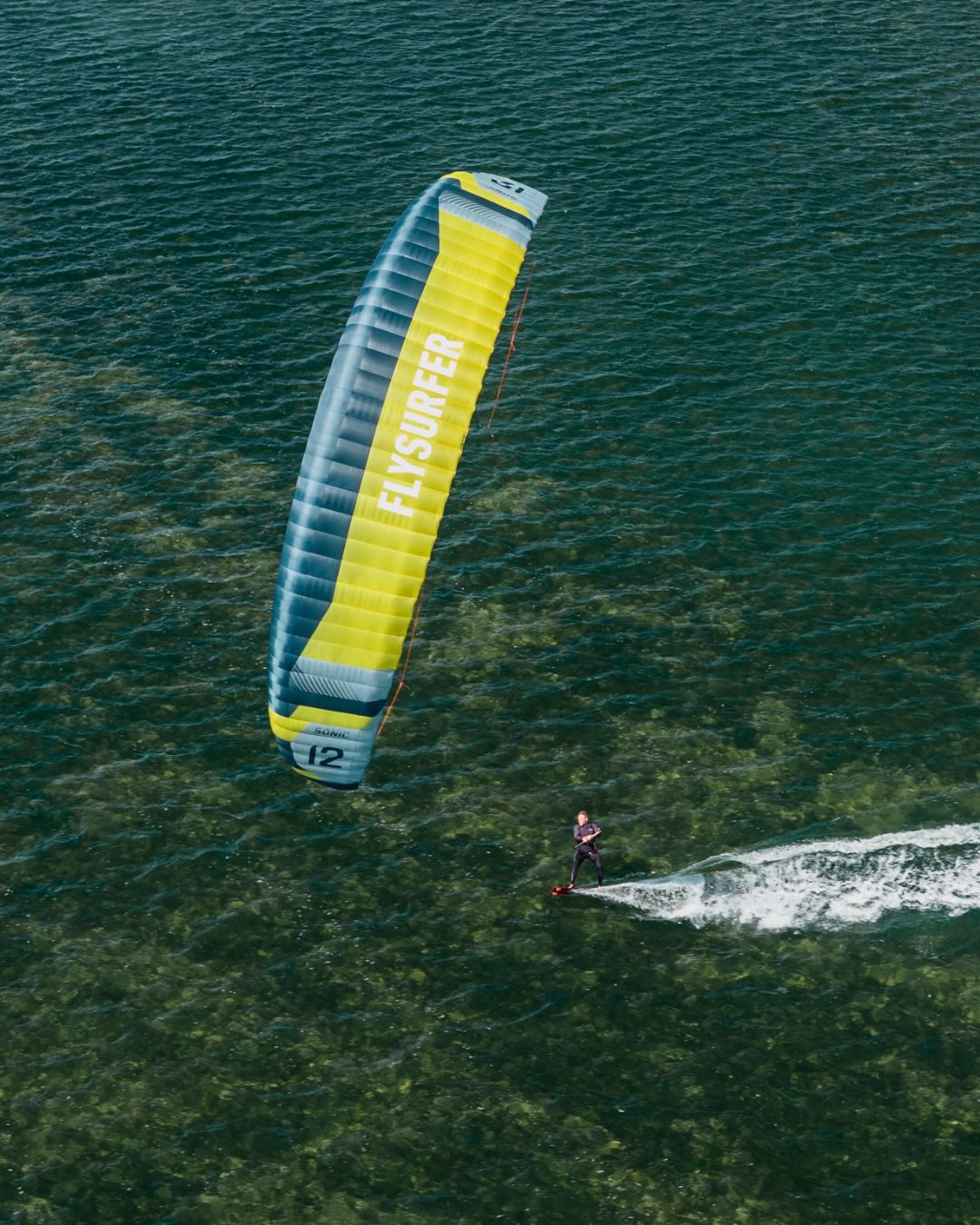 Cruise mode activated.
Light wind, warm water, endless space at La Stagnone, Sicily.
12m Flysurfer Sonic5 and that feeling that never gets old.
Even after 25 years of kiting, the passion is still strong.
Progression keeps it exciting, but sometimes it is the simple glide over the water that nurtures the soul the most.
📷 @andytroyphoto
🪁 @flysurferkiteboarding
💗 @kitemana_com