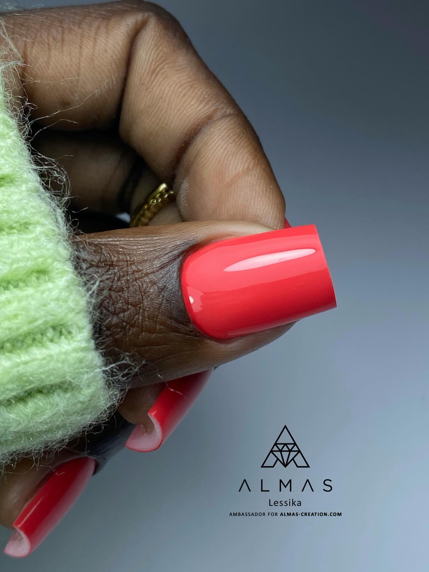 Et vous, quelle est votre couleur Almas du moment? Qu’il s’agisse d’un vernis, d’un paint ou d’un color gel… dites-nous tout en commentaire! ⬇️
Tressy a utilisé la couleur flamboyante de notre vernis Flame sur sa récente pose de forme carrée, qu’elle a associé avec notre finition irrésistible Crystal Shine. ❤️🔥
#squarenails #rednails #frenchnail #shinynails #onglerie