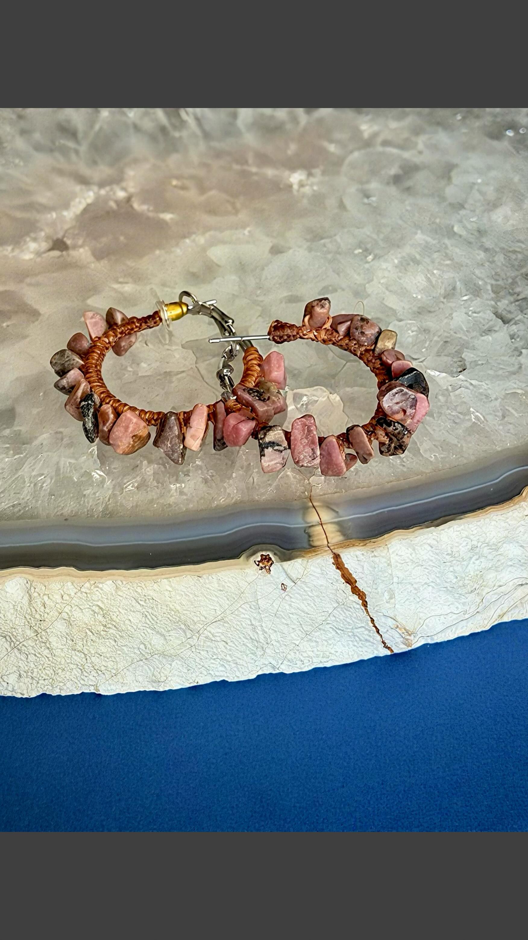 Detalhes do nosso conjunto de brincos e anel feitos com cascalhos de pedra rodocrosita costurados, um a um, no bordado macramê.
O anel é flexível.
É um mineral carbonato de manganês, bastante presente nas minas argentinas exploradas pelos Incas. Daí porque também é chamado de “Rosa Inca”.
Não perca chance de ter essas peças, acessando o nosso site.
Aproveite o FRETE GRÁTIS para compra de quaisquer produtos pronta entrega e não esqueça de usar o cupom BEMVINDA10 para desfrutar de desconto na sua primeira compra.
#luxosustentavel
#elegancianatural
#biojoiasdepedras