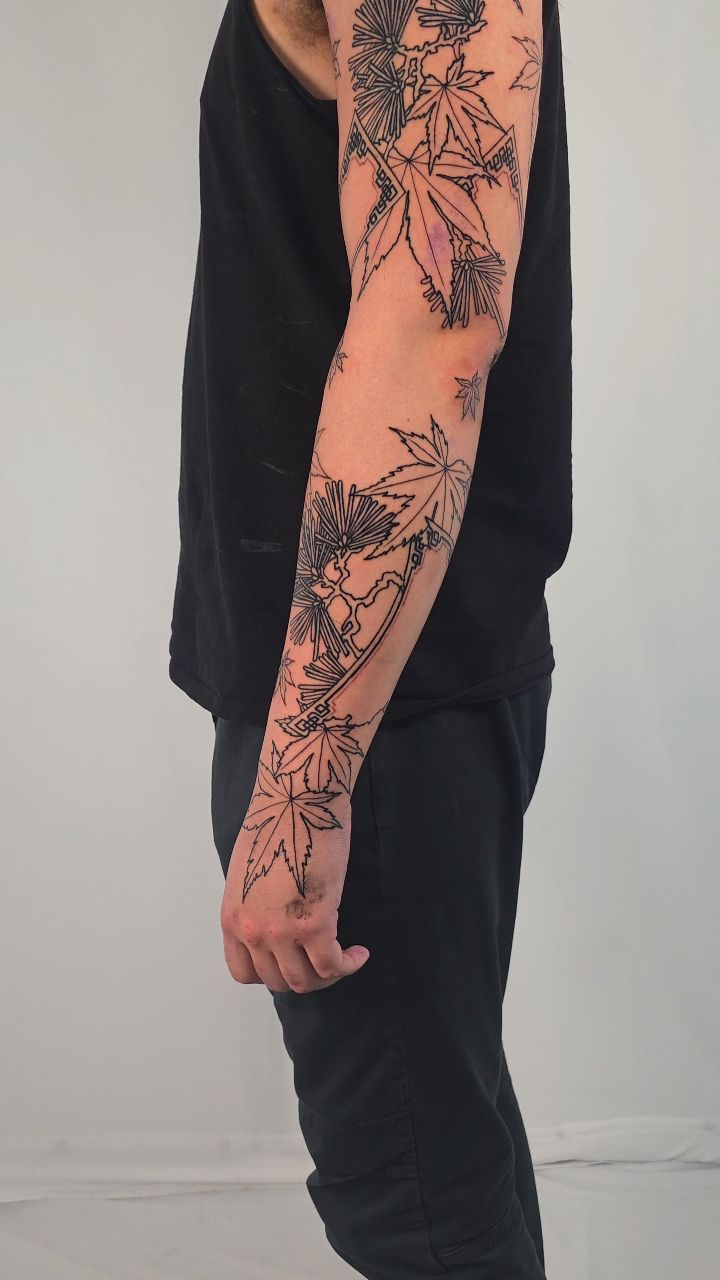 Start of a new Japanese kimono patterns full sleeve.
On this tattoo we're having a main Autumn theme of Japanese maple leaves, pine and Ofudas. Soon we'll be adding patterns and background. So excited about continuing this project.
Japanese geometric tattoos Oakland California bay area
Done at @futureink.co
.
.
.
.
.
#japanesepatterns #japanesetattoo #californiatattoo #bayareatattoo #geometrictattoo