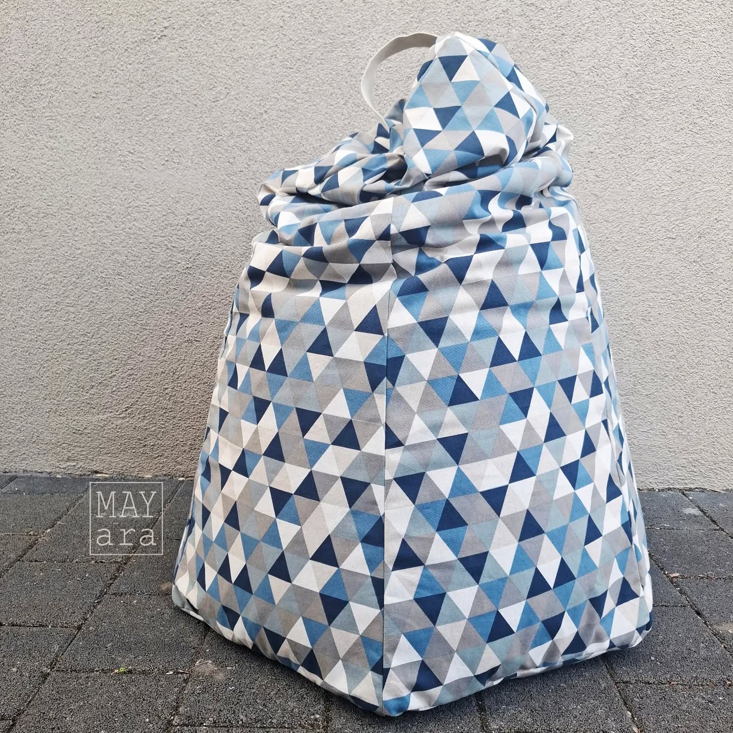 Vor ein paar Jahren, hab ich meiner Tochter einen Sitzsack genäht. Beim befüllen der Styroporkügeli war ich mir ganz sicher, dass war mein 1. und letzter Sitzsack 😅
Das es dafür Maschinen gibt, oder auch andere Hilfsmittel, wie die Pringelspackung, wusste ich damals noch nicht.
Vor ein paar Wochen hat mein Neffe nun den Wunsch nach einem Sitzsack zum Geburtstag geäussert und ich konnte bei einer Bekannten @stoff.im.raum zum Glück die Maschine ausleihen. Das ging ganz fix und ohne sauerei!
#kreandocurvy #kreandoschnittmuster #kreando #sitzsack #ateliermayara