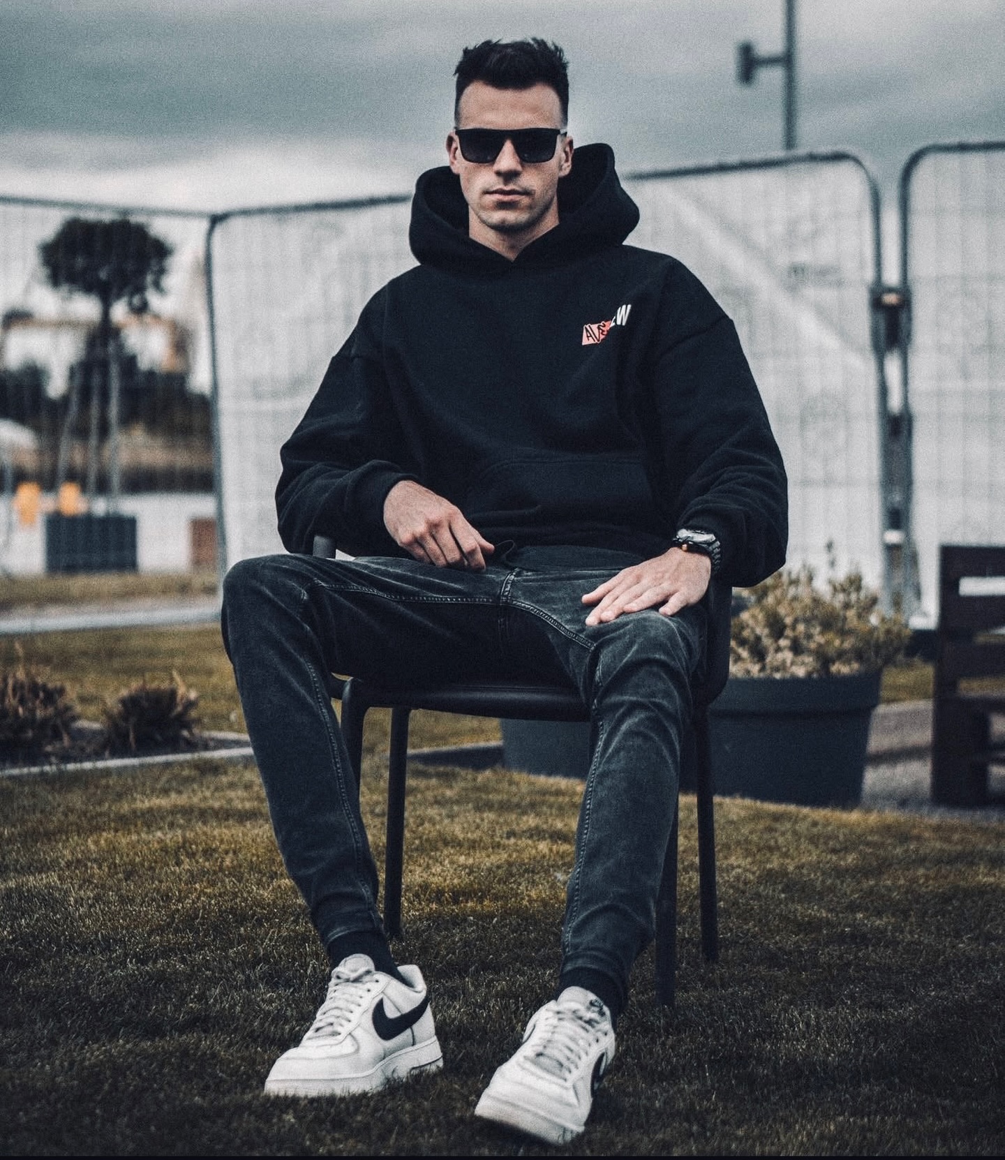 Oficjalnie do AVENEW dołącza 5-piąty zawodnik!
To chyba jedna z najważniejszym decyzji jakie podjęliśmy w ostatnim czasie jeśli chodzi o AVE.
Człowiek, któremu ufamy w 100%. Spędza z nami każdy dzień, gra z nami koncerty, jest częścią tego wszystkiego od środka. Wiemy na kogo możemy liczyć i od teraz to właśnie Kuba stoi za organizacją koncertów, eventów, wywiadów, programów i spotkań oraz wszystkiego co dzieje się poza ekranem i nie tylko.. 🙏
Nasz człowiek KANZI zostaje managerem AVENEW! @kanzii23