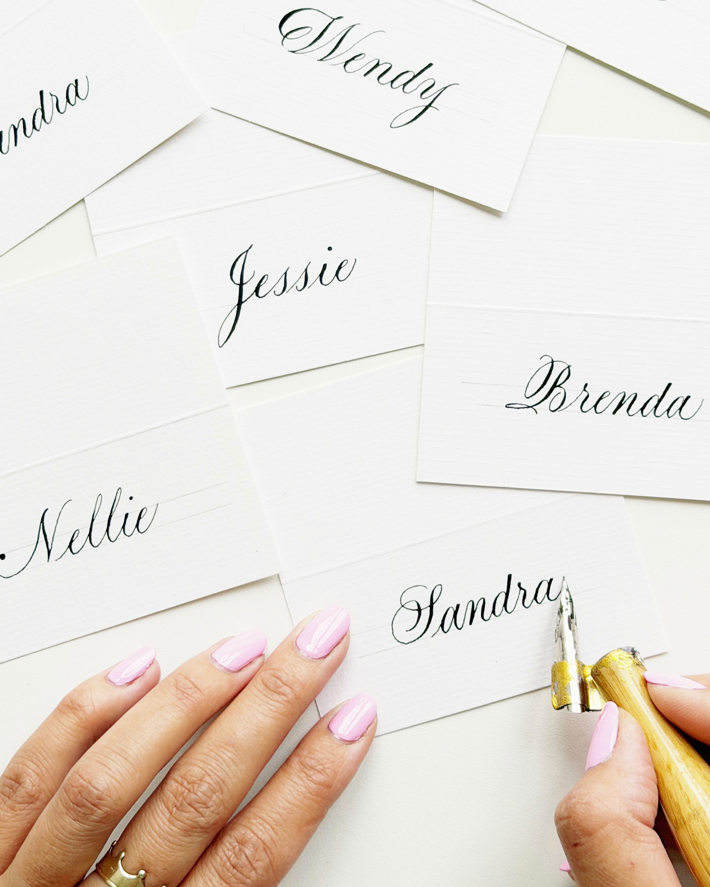 Ever tried writing your own name cards and thought… why is this so hard? 😅
Good news: it doesn’t have to be.
In this carousel I’m sharing my go-to tips to help you get cleaner, more consistent calligraphy, even if you’re just starting out ✨
Save this post for later so you can come back to it when you’re practicing!
En als je denkt:
“Ik zou dit liever door iemand anders laten doen…”
of
“Ik wil dit eigenlijk goed leren…”
Ik help je 🤍
• Ik kan je naamkaartjes voor je schrijven
• Je kunt meedoen aan mijn workshop kalligrafie voor starters
• Of een gerichte privéles boeken speciaal voor naamkaartjes
Stuur me een DM en dan kijken we samen wat het beste bij je past 💌 Ik geef les in het Nederlands en in het Engels 👩🏻🏫
#calligraphytips #calligraphybeginner #kalligrafie #lerenkalligraferen #bruiloftsinspiratie