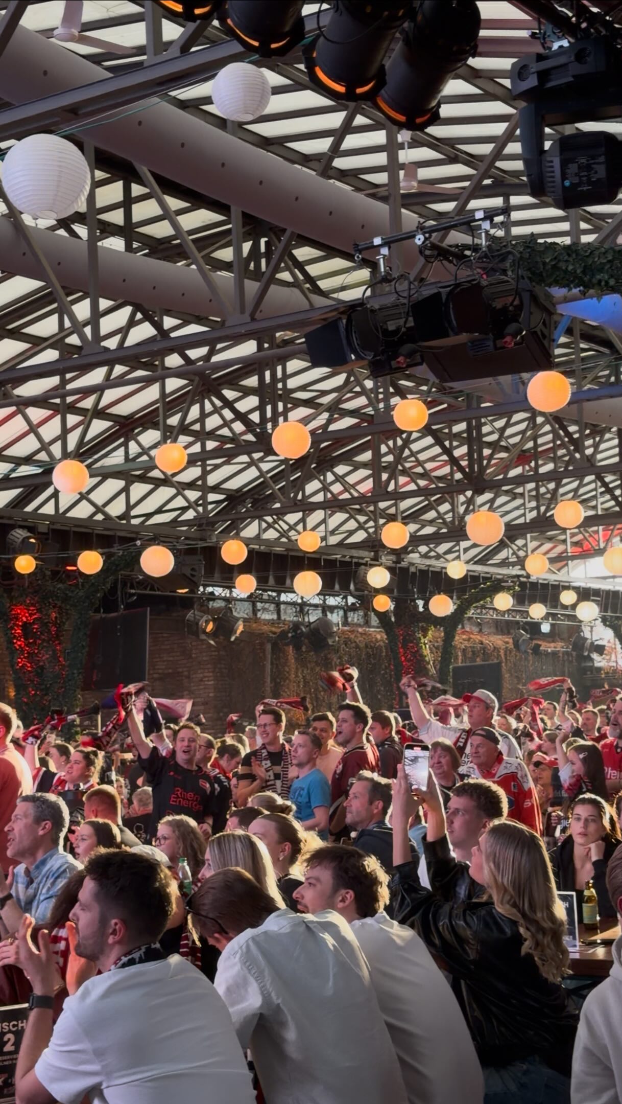 so sahen die letzen zwei Public Viewings bei uns aus @koelnerhaieofficial 😍🦈
am Freitag, den 17.04., findet das dritte Public Viewing bei uns statt & wir haben noch Tickets 👀🎟️
📍DIE HALLE Tor 2
🗓️ 17.04.2026 | Einlass ab 18:00 Uhr
🥤Drinks vorhanden
🍟 Snacks vorhanden
🔗Ticketlink in Bio.🎟️
Ihr könnt optionale Tischpakete buchen, somit sichert ihr euch einen garantierten Sitzplatz!
#kölnerhaie #eishockey #diehalletor2 #publicviewing