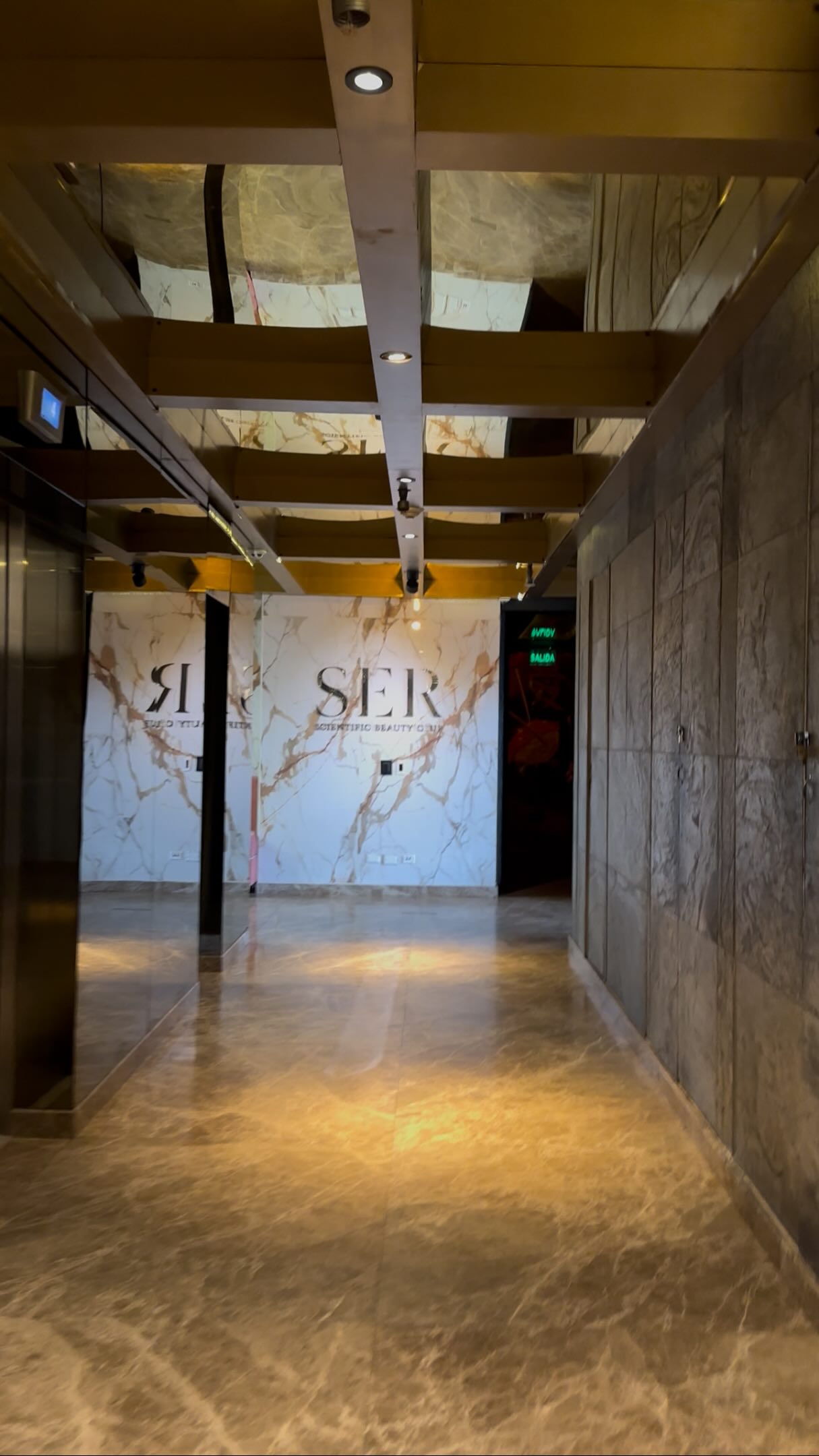 Hay espacios que todos conocen… y otros que están esperando que los descubras✨
Sabías que en Club Ser tenemos servicio de Odontología, barbería, peluquería y restaurante?
Servicios que hacen de Club Ser una experiencia completa.
Escríbenos al Link de nuestra biografía para más información o Visítanos en📍la Autopista norte #114-44 tercer piso, edificio invention center en Bogotá