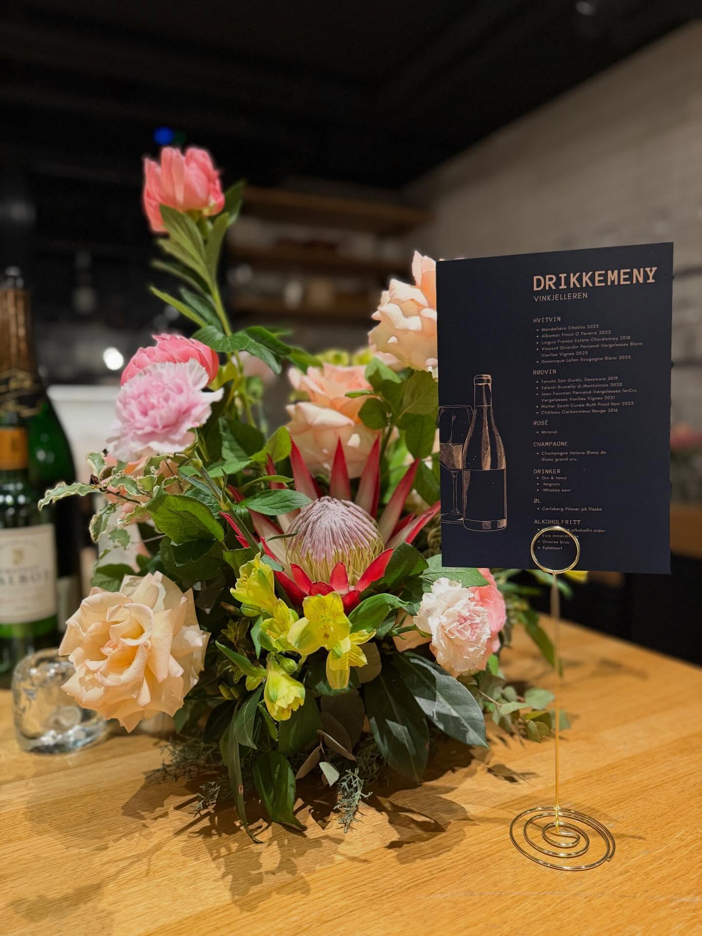 Privat bursdagsfeiring skreddersydd fra start til slutt✨
Lokasjon: @grandcafeoslo Vinkjelleren
Blomster: @eventyrhuset
Vi gjør visjoner til virkelighet!🌸