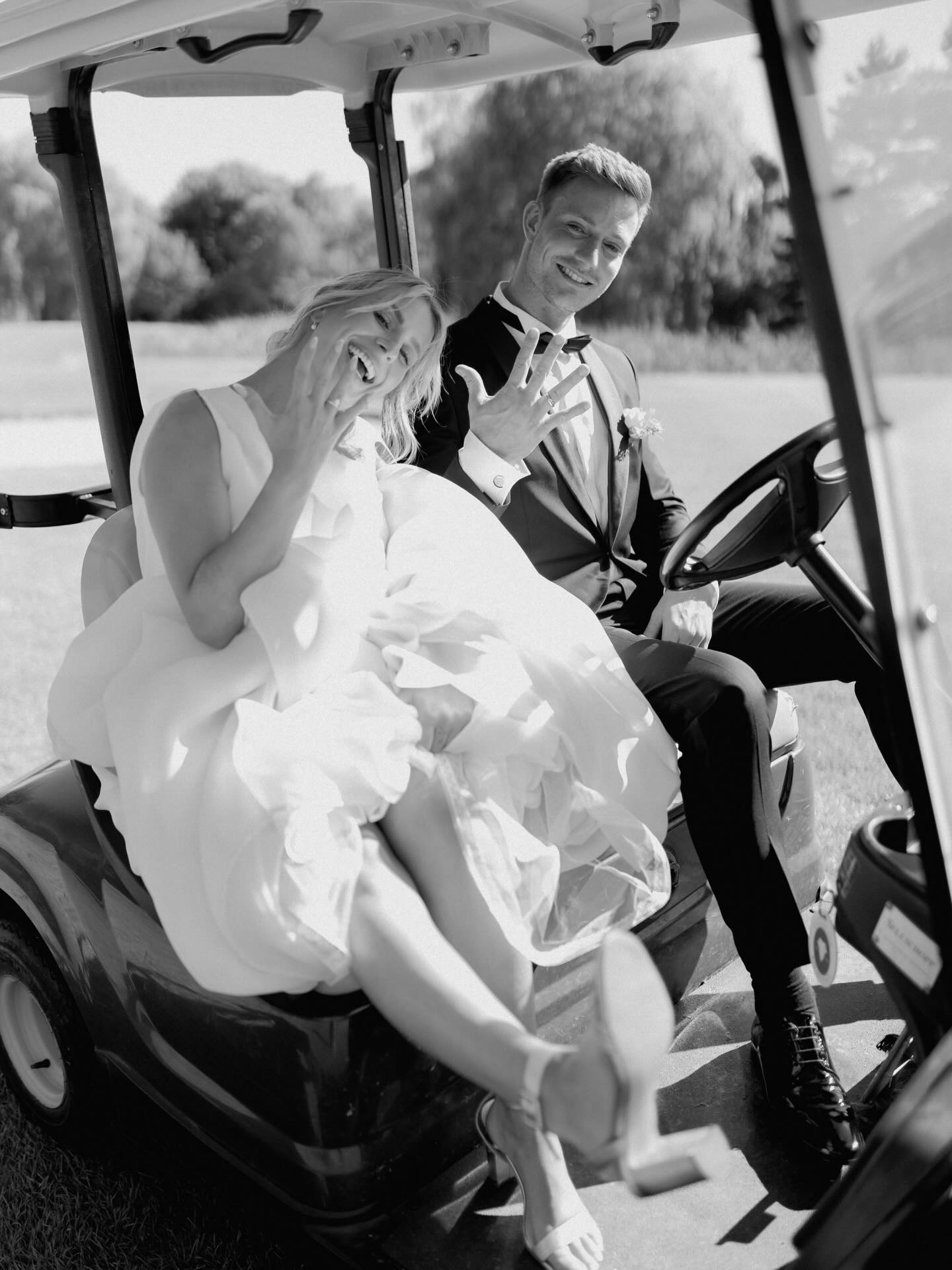 ⛳️Let's talk: Abenteuer am Hochzeitstag – Seid ihr schon mal mit einem Golfcart gefahren? Ich hatte tatsächlich schon öfters auf Hochzeiten das Vergnügen. Manche Hochtszeitslcations sind in der Nähe von Golfplätzen und ihr seid nur eine Frage entfernt von eurem ersten Abenteuer als Braut und Bräutigam. Das gute ist selbst zur Mittagszeit habt ihr darin etwas Schatten.
Was waren eure Abenteuer an eurer Hochzeit und an die Bride to be's habt ihr etwas abenteuerliches an eurem großen Tag geplant?
Auf den Bildern seht ihr Einblicke in das @golfbadbevensen & den Platz vom @greeneaglegolfcourses
Seid ihr bereit für eine Spritztour? Gerne begleite ich euch als eure Hochzeitsfotografin. Jetzt anfragen. 🤍