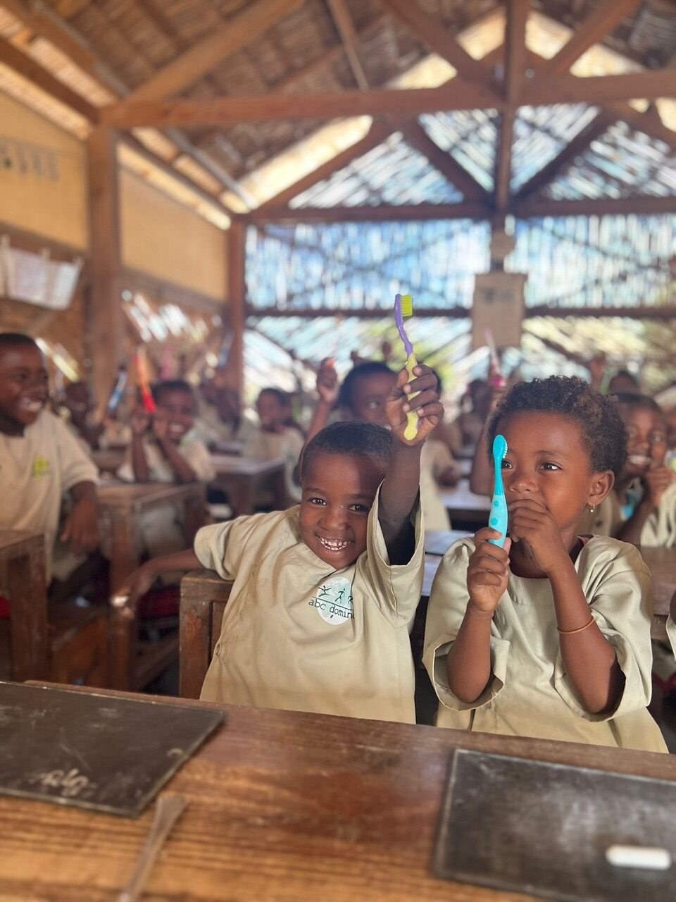 Violette revient d’une troisième mission dans les écoles primaires abc domino. Infirmière bénévole pour l'associaiton depuis trois ans, elle assure la visite médicale scolaire annuelle de 2400 enfants et organiser des missions de sensibilisation à l’hygiène.
Cette année, elle a lancé l’opération « A la cantine on se brosse aussi les dents ! » Grâce à la générosité, elle est partie avec 1500 brosses à dent et a mis en place le brossage des dents systématique à la sortie de la cantine. Objectif = 0 caries.
En brousse, il n’existe pas de centre de dentisterie. La prévention est la meilleure arme contre l’extraction !
Un grand merci à Violette pour son implication et pour son engagement aux cotés des équipes abc domino.
Donnons les meilleures conditions possibles pour garantir réussite à l’école des enfants de la brousse
#violettenoel #dents #hygiène #santéscolaire #zerocaries #merci
