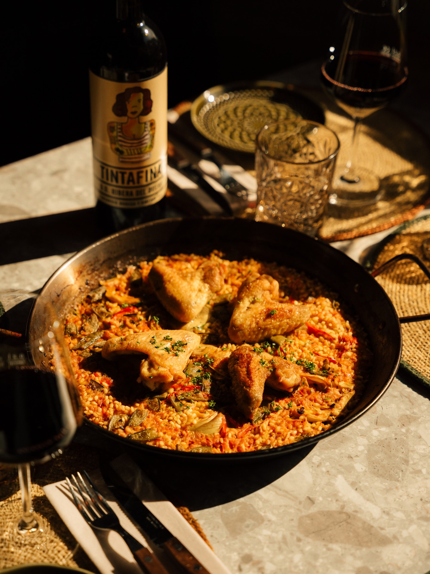 ¡PAELLA! 🕊️🥘
——
Urlaubsfeeling pur: Immer donnerstags gibt‘s zusätzlich zu Tapas & Steaks: PAELLA! Hausgemacht, von A bis Z. Wir servieren eine ganze Pfanne mittig auf dem Tisch. Für 2, 4 oder 36 Personen. Dazu sensationeller Vino.
Wir freuen uns auf euch!
la vida es ahora, no más tarde. 🫦🍸🍹🌵
¡hasta ahora! 💋
• PALOMA LOLA - bar de tapas
• Ochsenstraße 1, 48529 Nordhorn
_______________
#palomalola #tapas #cocktails #restaurant #bar